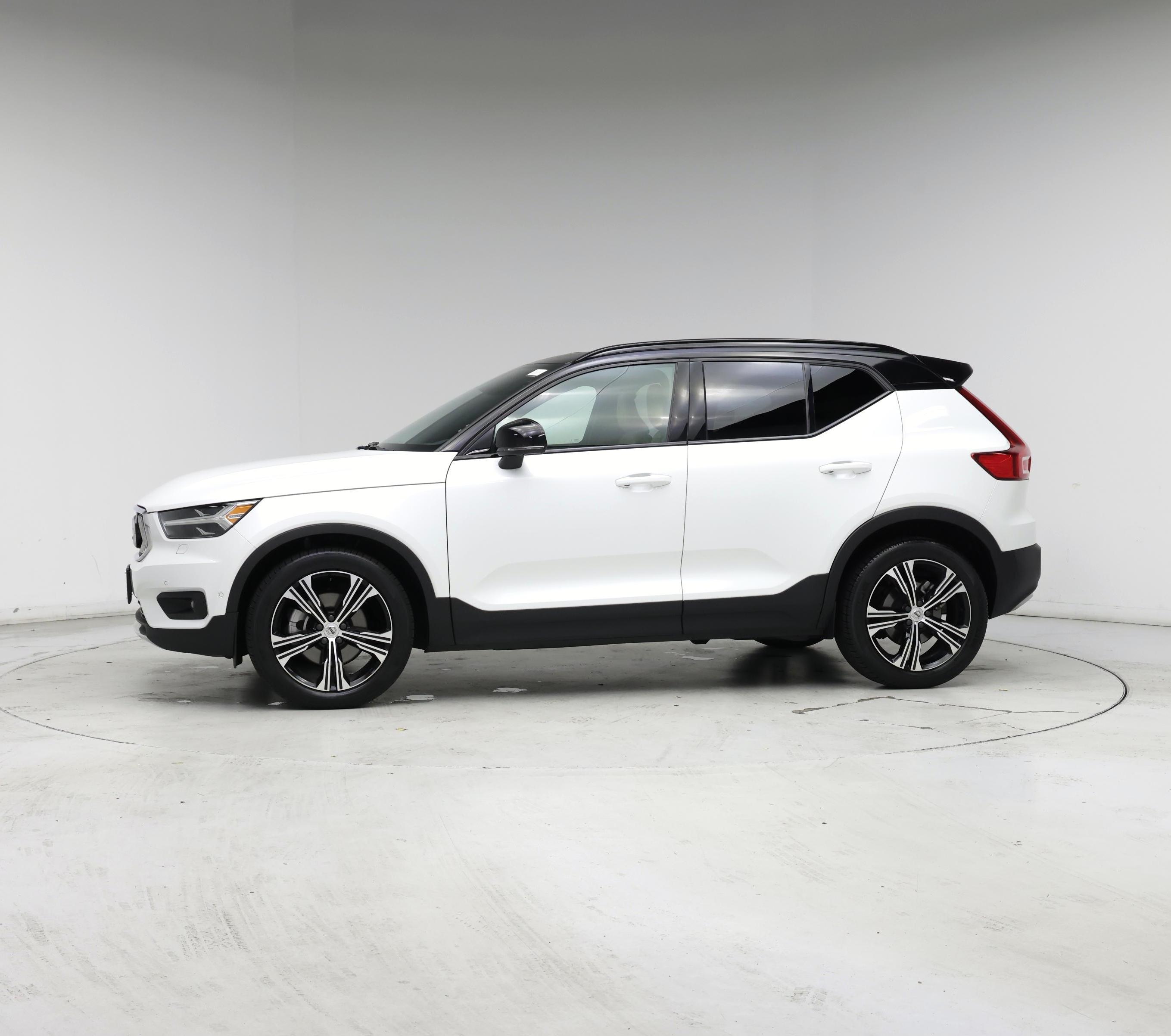 Thumbnail: 2021 Volvo XC40 - 3