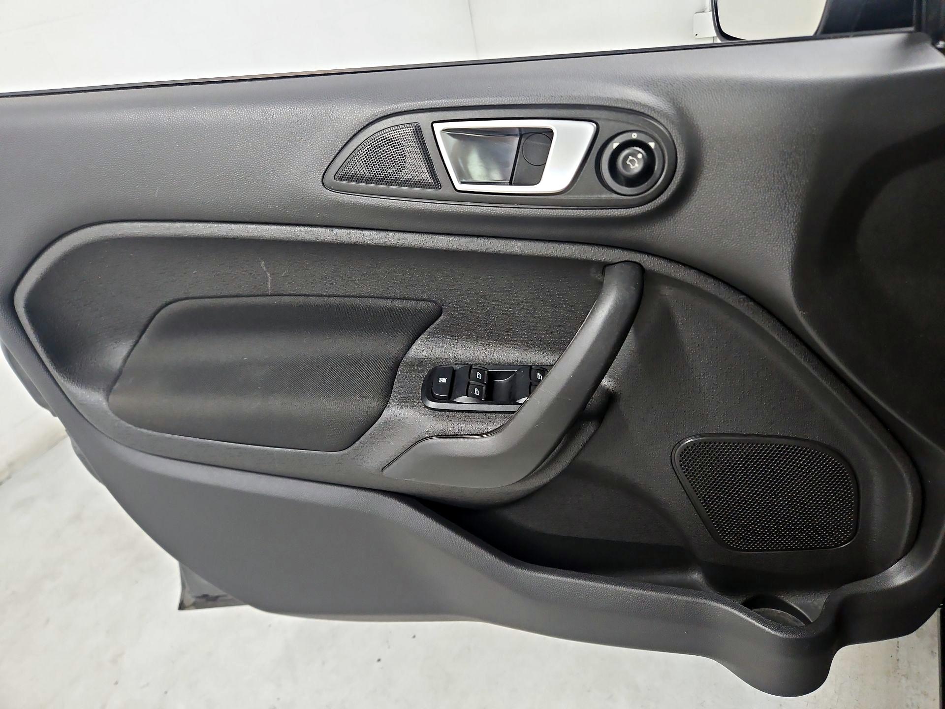 Thumbnail: 2016 Ford Fiesta - 12