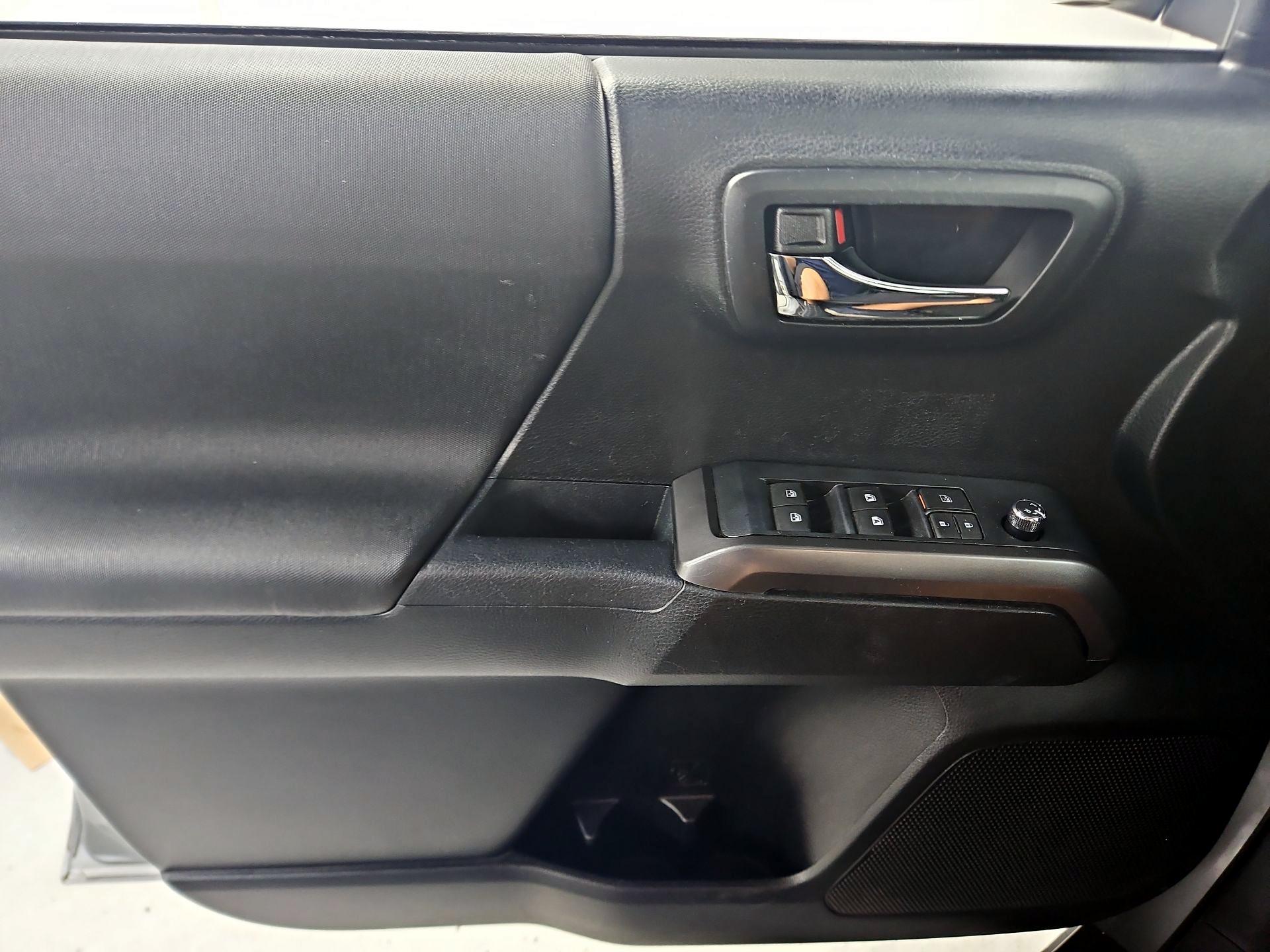 Thumbnail: 2016 Toyota Tacoma - 12