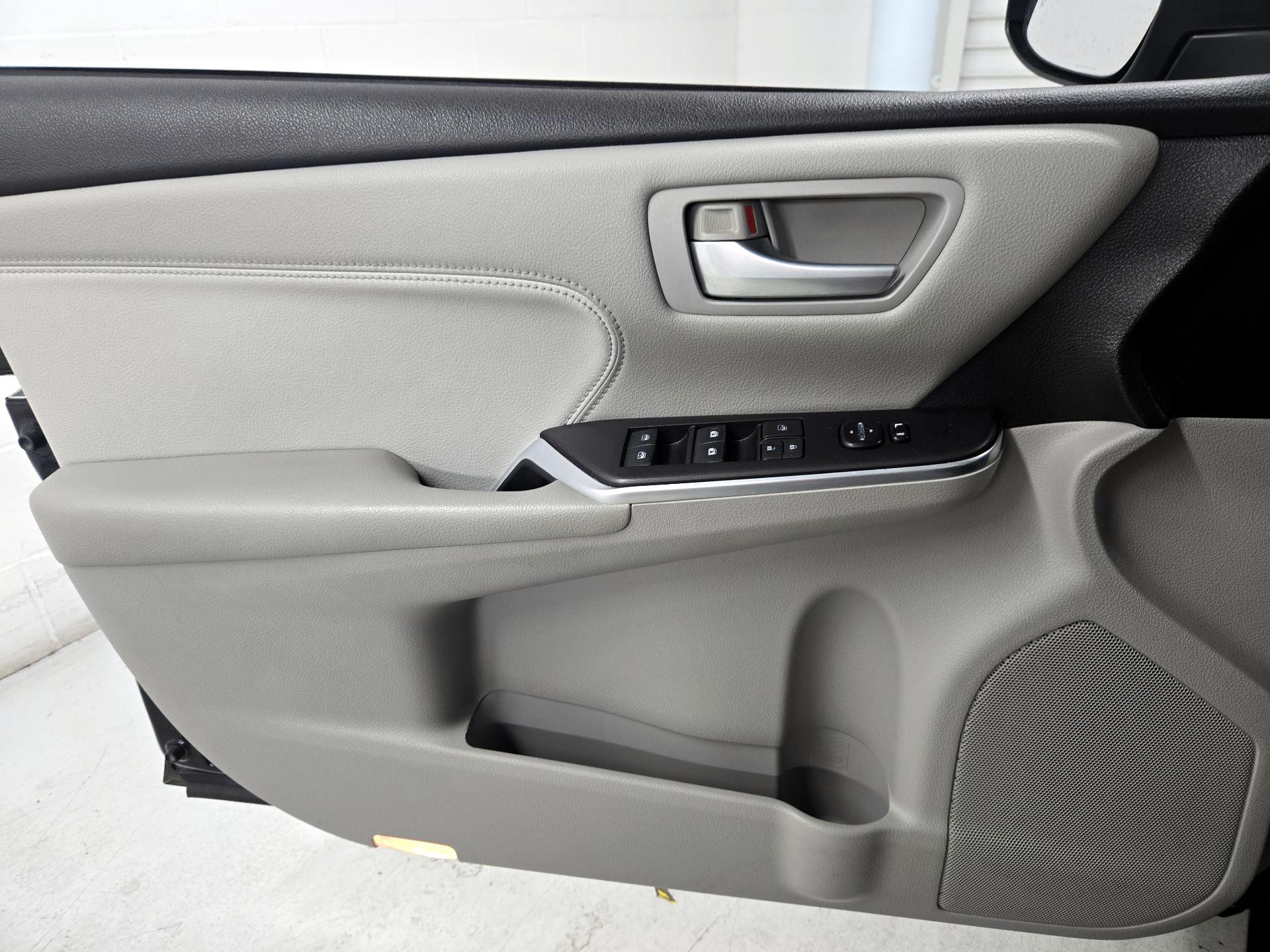 Thumbnail: 2016 Toyota Camry - 12
