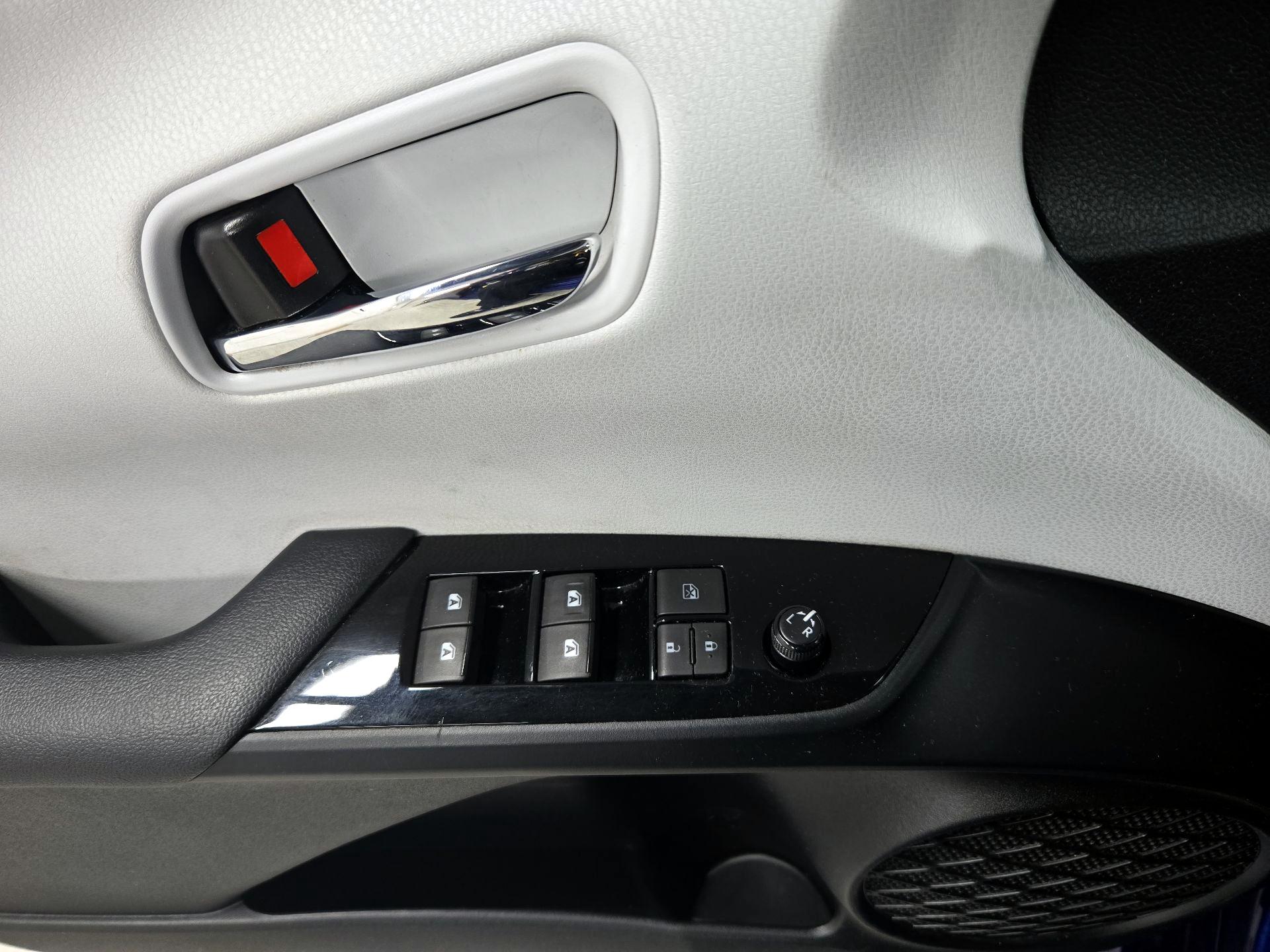 Thumbnail: 2016 Toyota Prius - 12