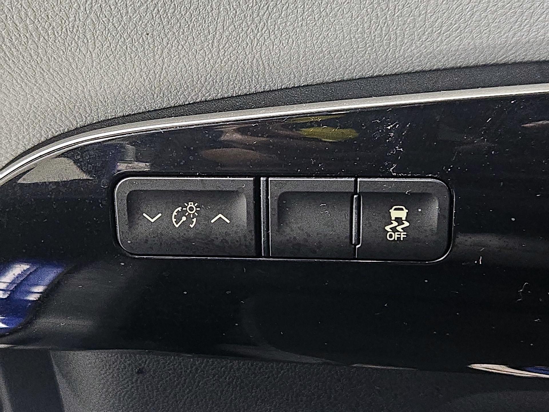 Thumbnail: 2016 Toyota Prius - 13