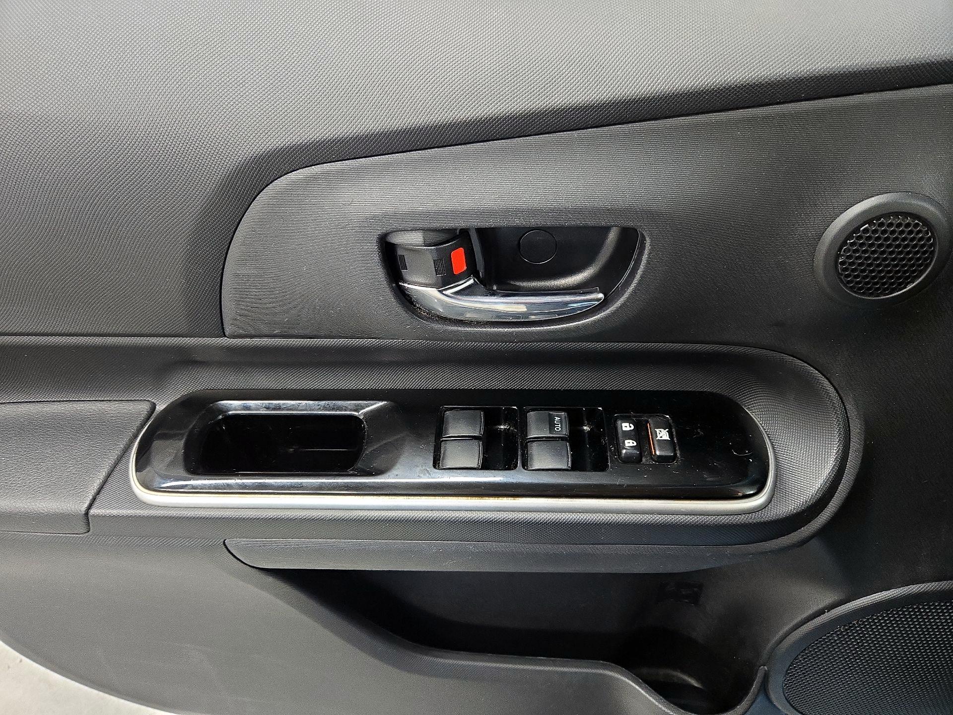 Thumbnail: 2015 Toyota Prius c - 12