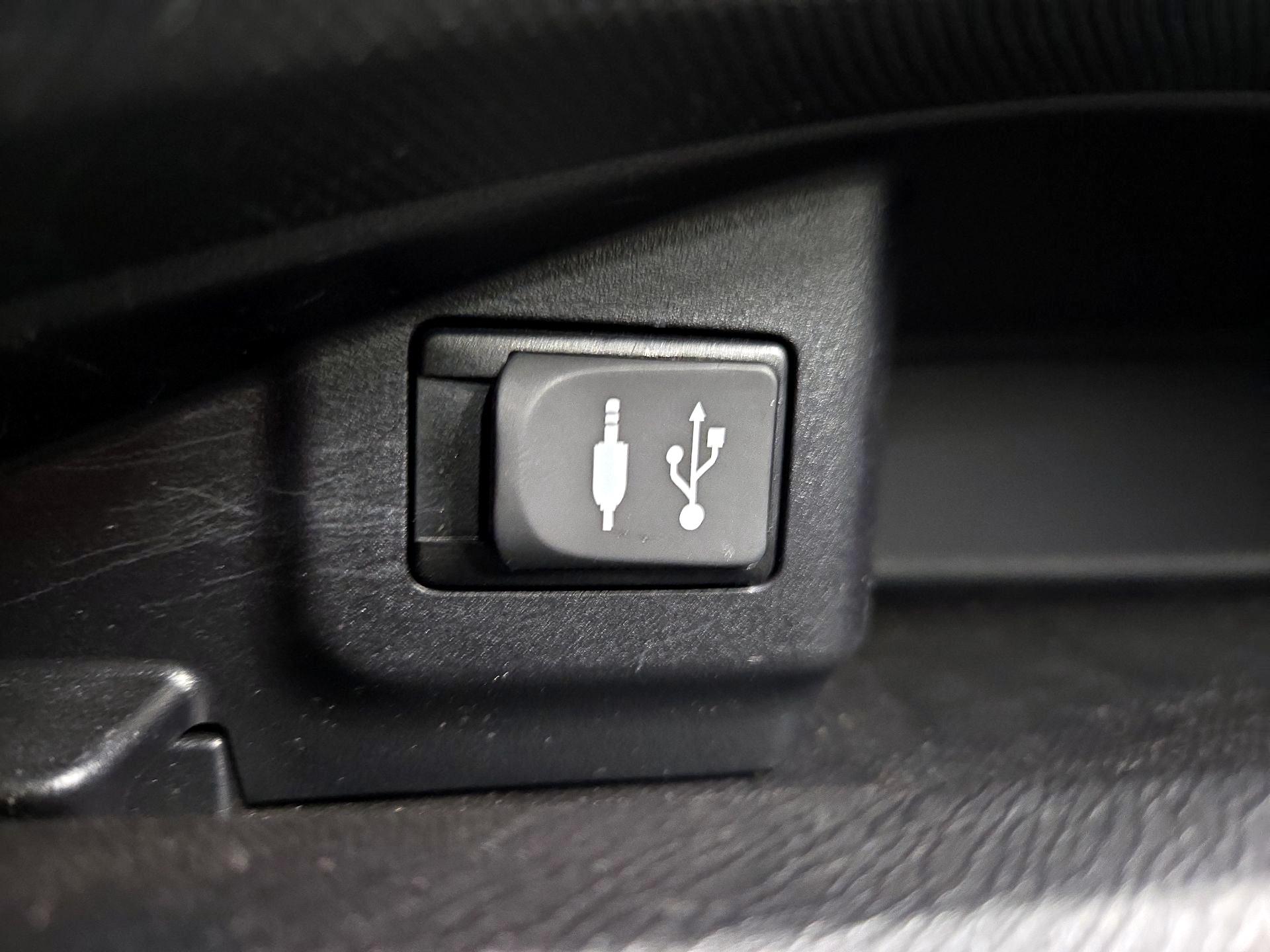 Thumbnail: 2015 Toyota Prius c - 19