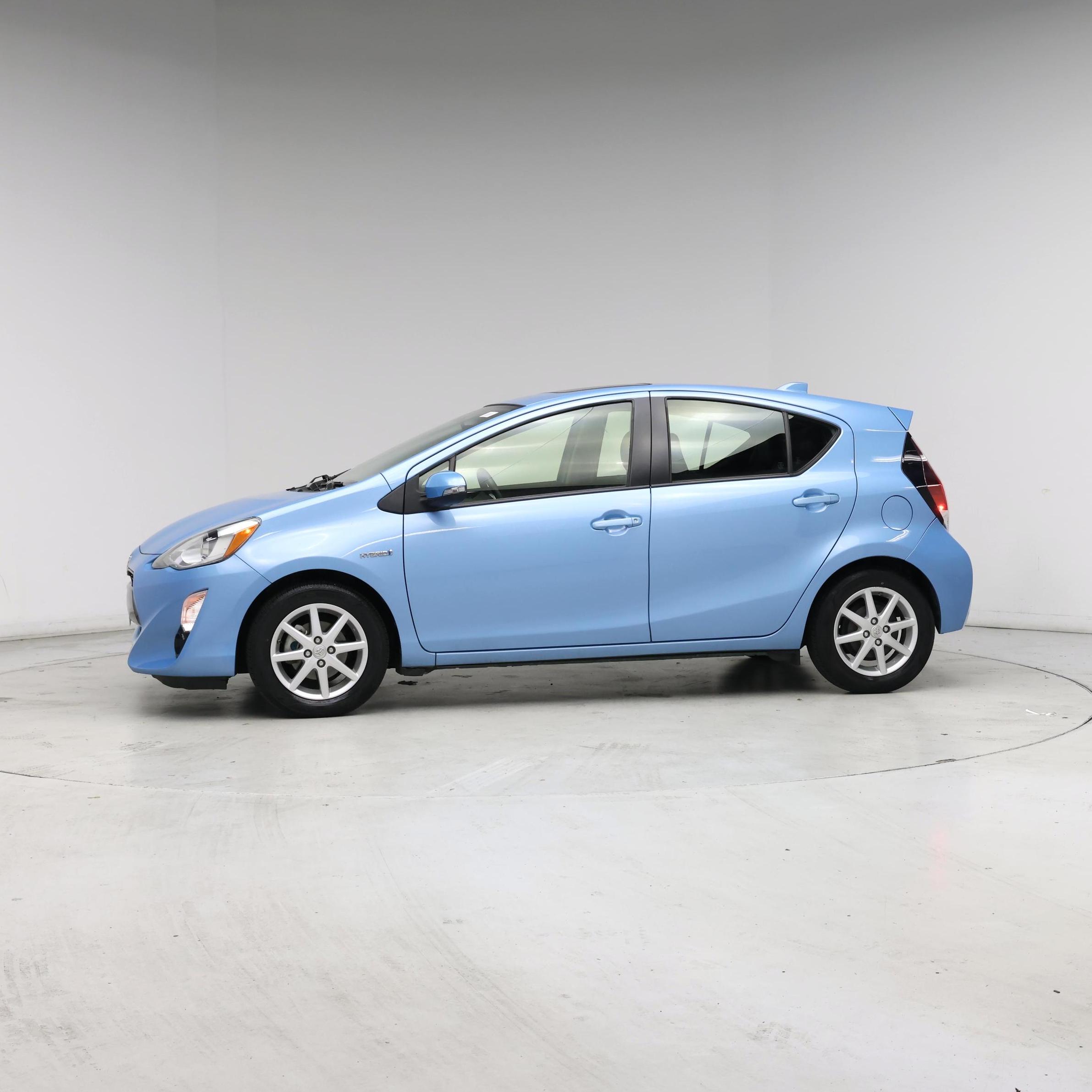 Thumbnail: 2015 Toyota Prius c - 3