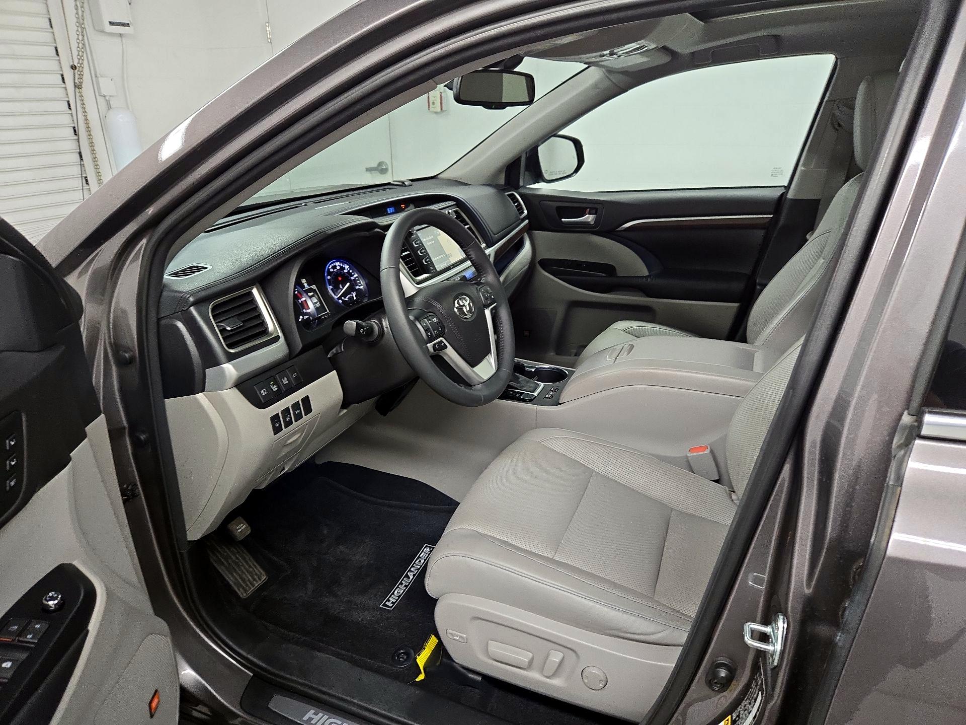 Thumbnail: 2016 Toyota Highlander - 11