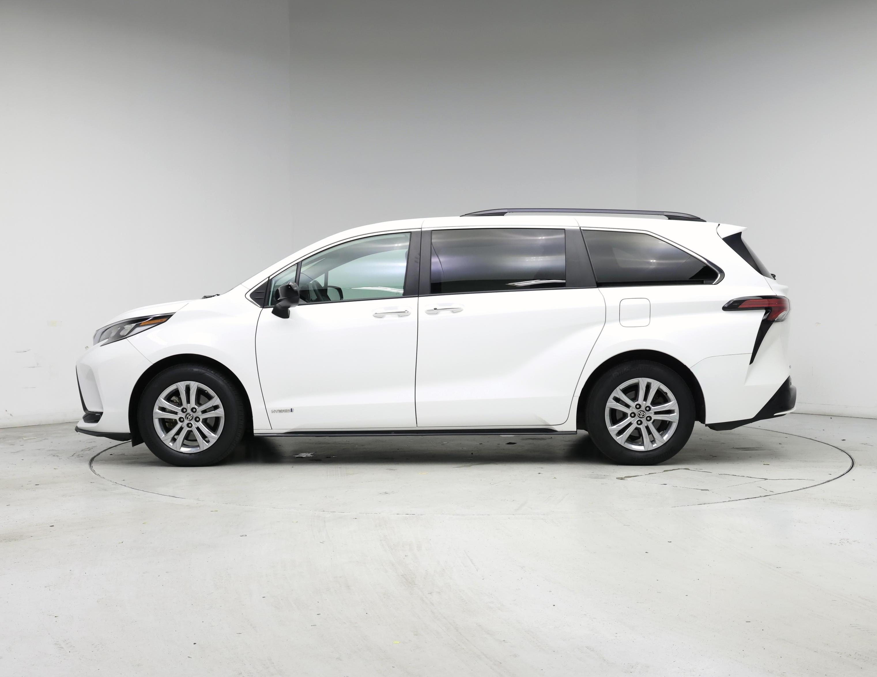 Thumbnail: 2021 Toyota Sienna - 3