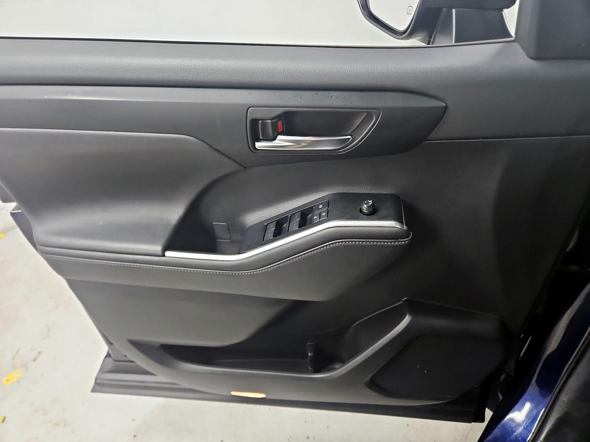 Thumbnail: 2020 Toyota Highlander - 12