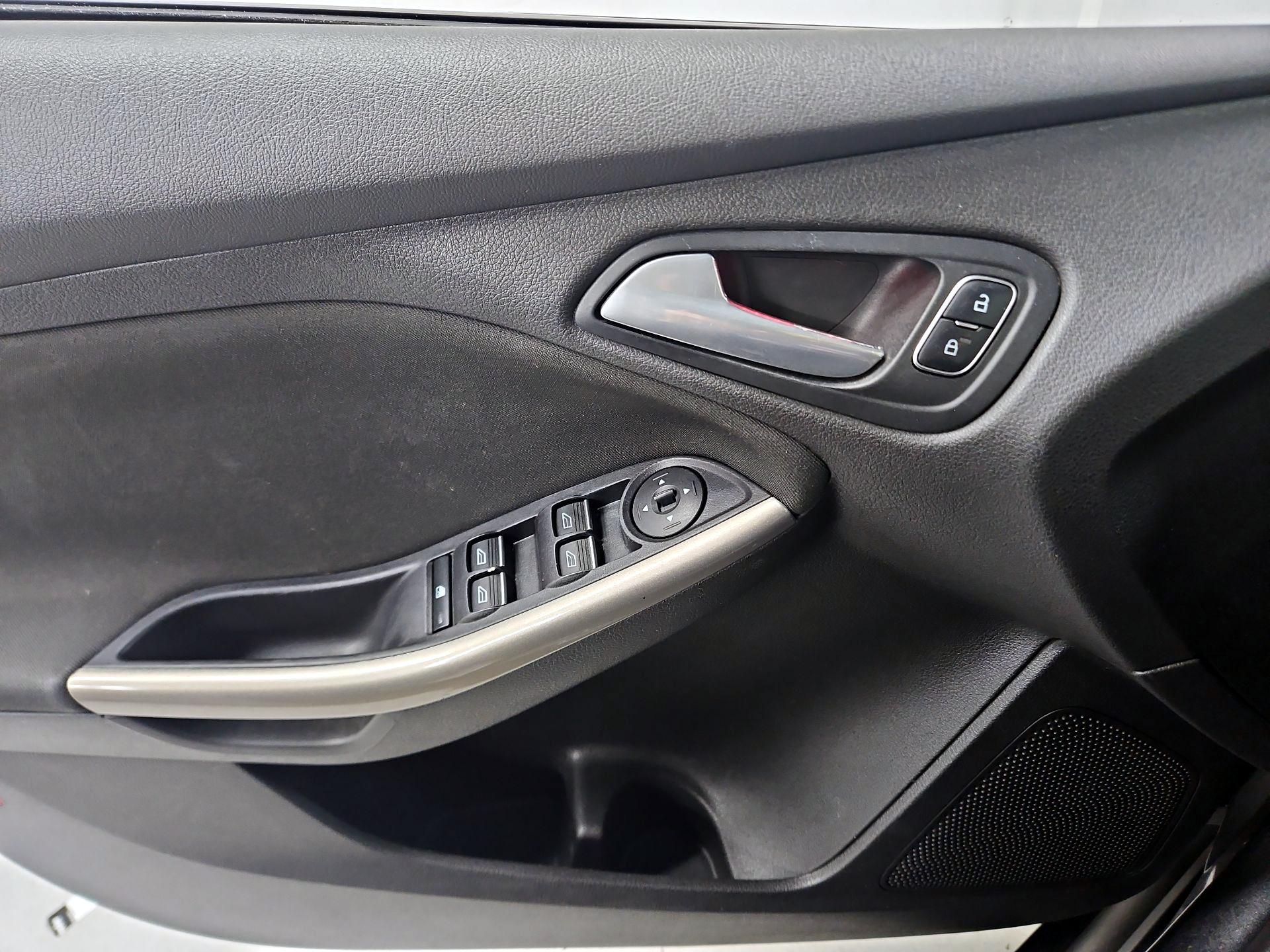 Thumbnail: 2016 Ford Focus - 12