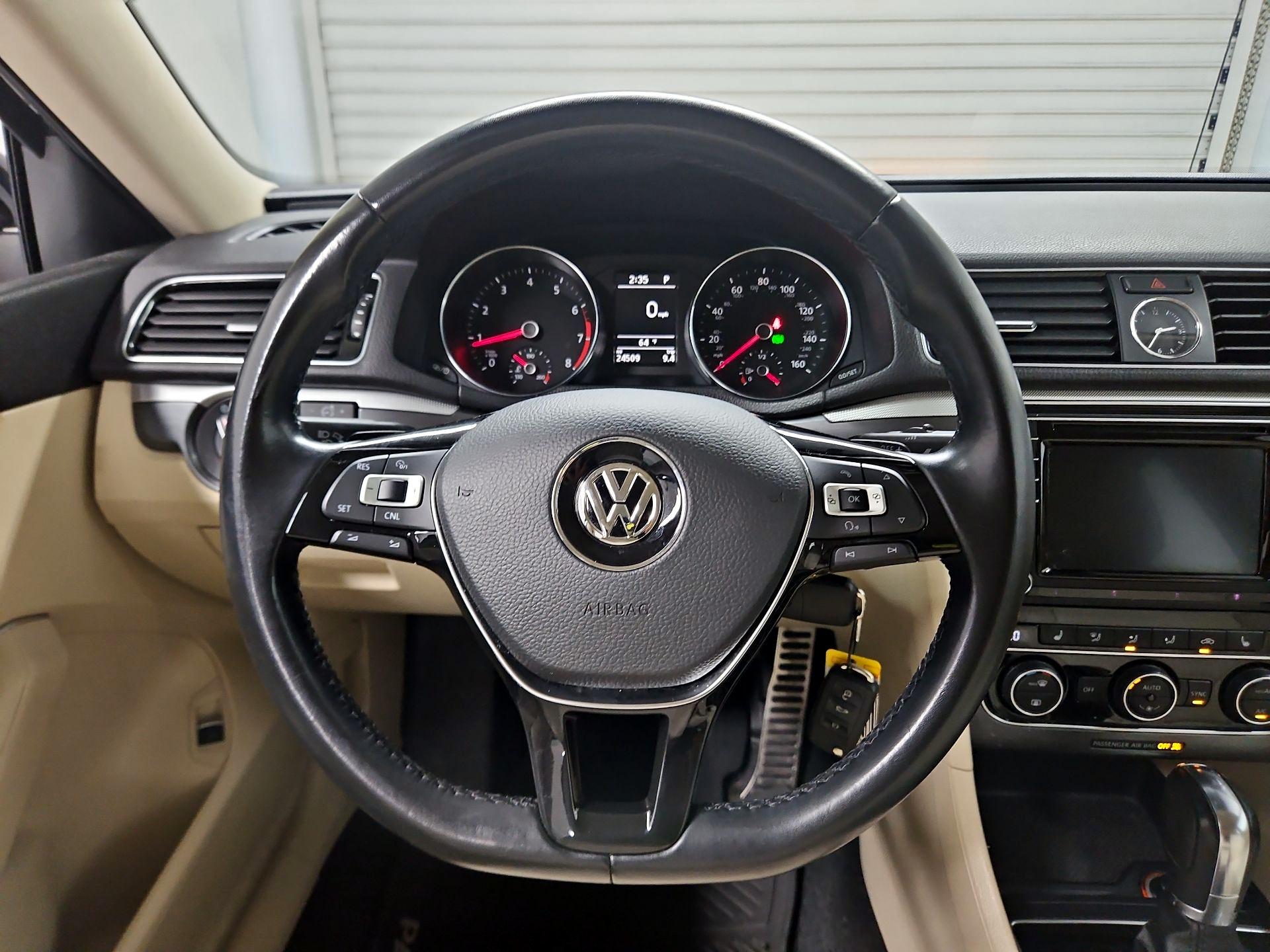 Thumbnail: 2017 Volkswagen Passat - 10