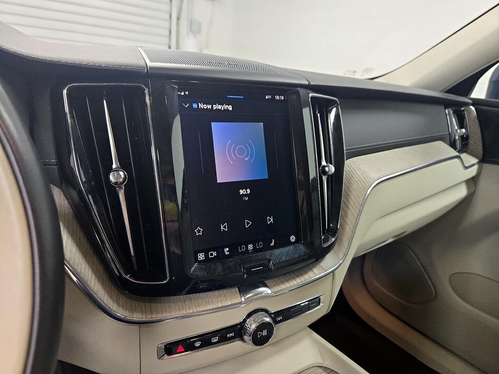 Thumbnail: 2022 Volvo XC60 - 16