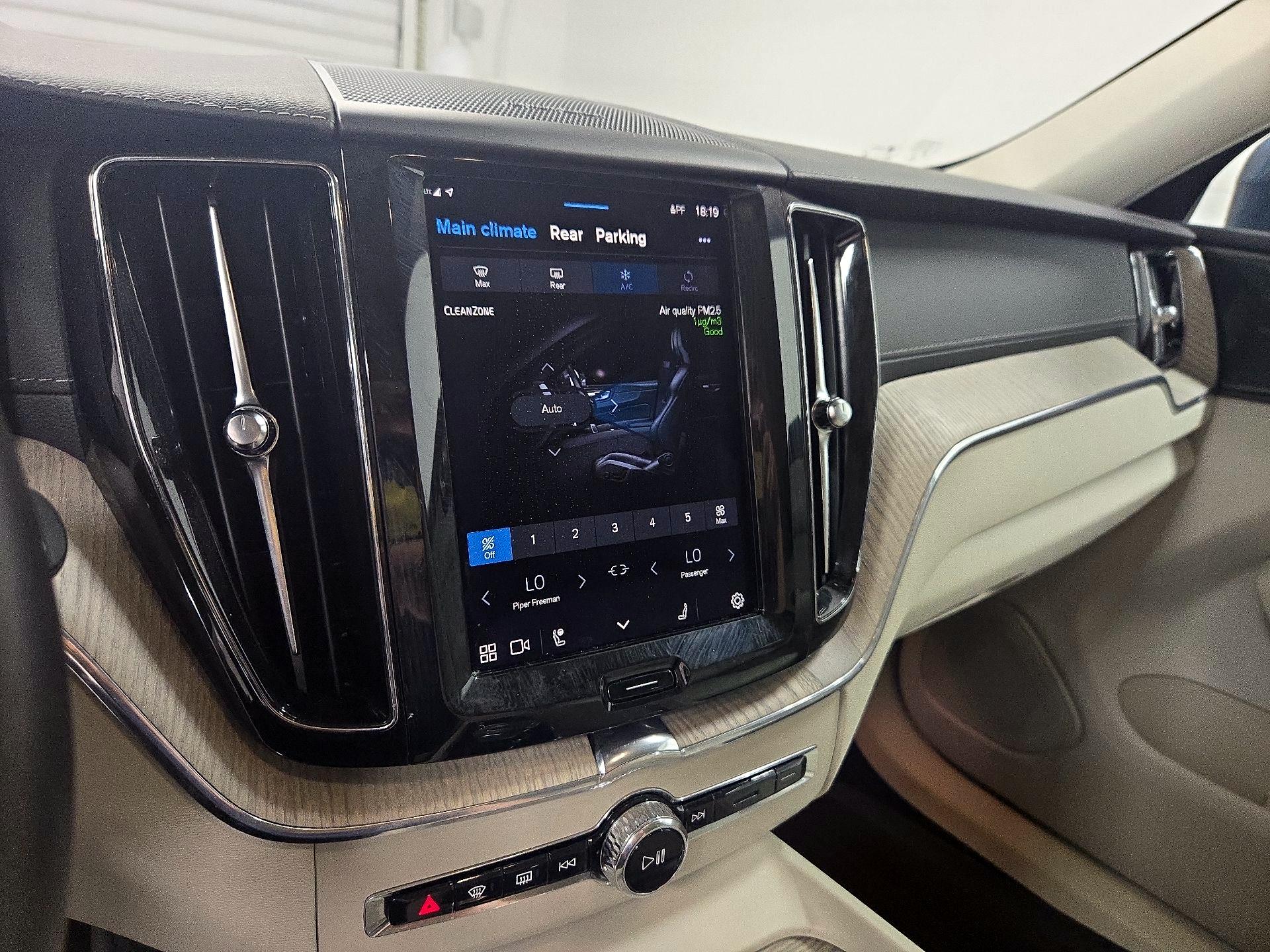 Thumbnail: 2022 Volvo XC60 - 17