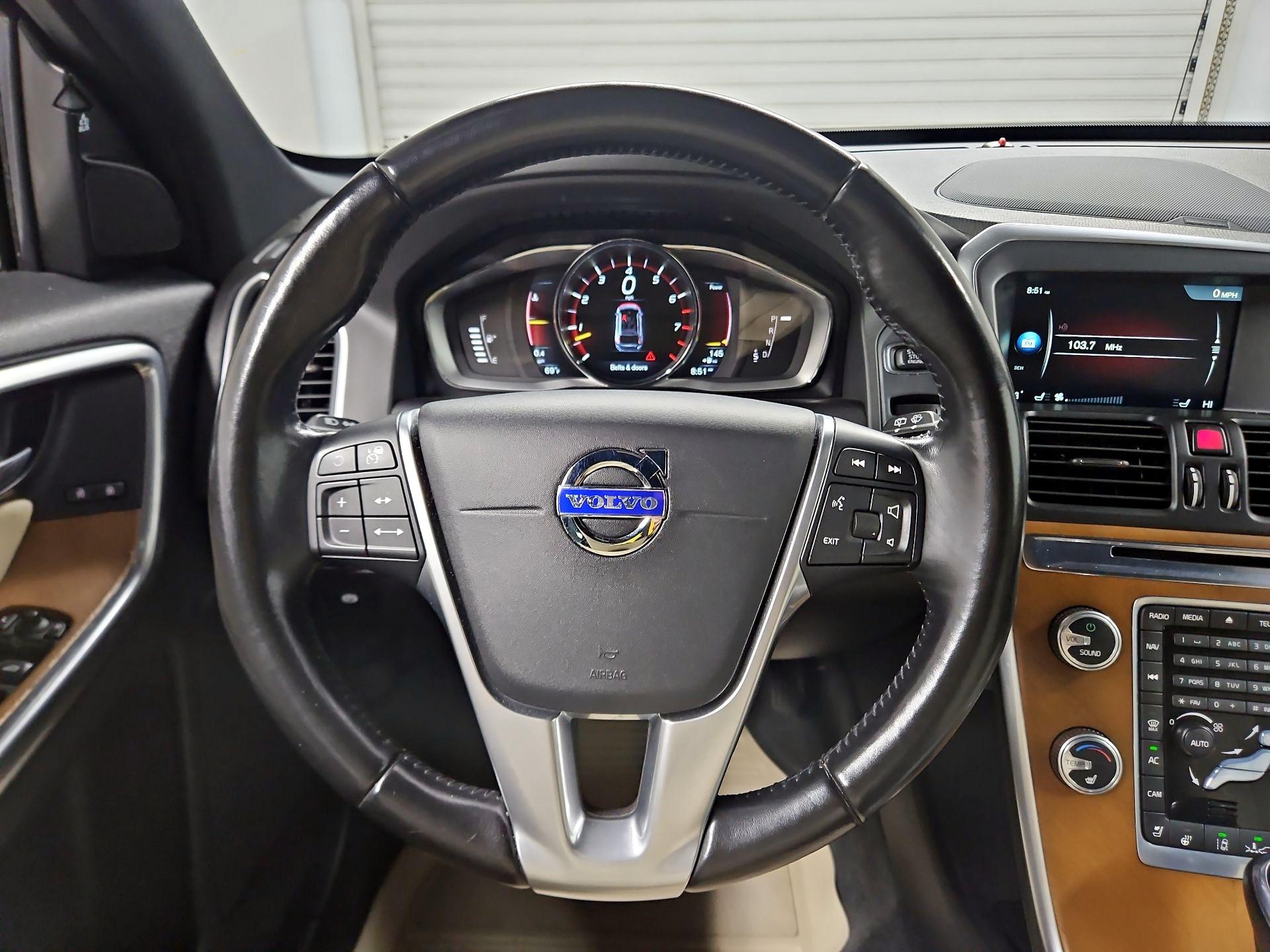 Thumbnail: 2016 Volvo XC60 - 10