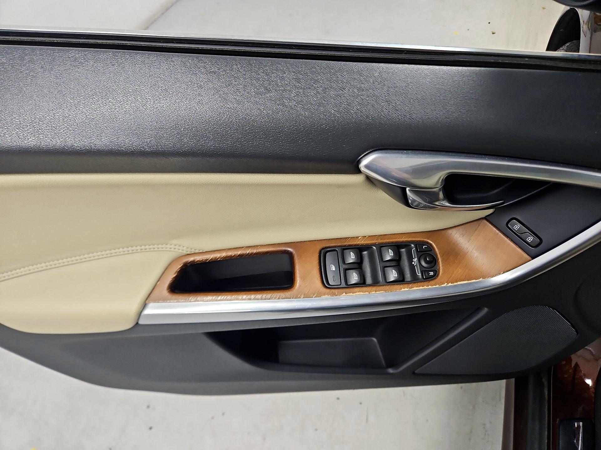 Thumbnail: 2016 Volvo XC60 - 12