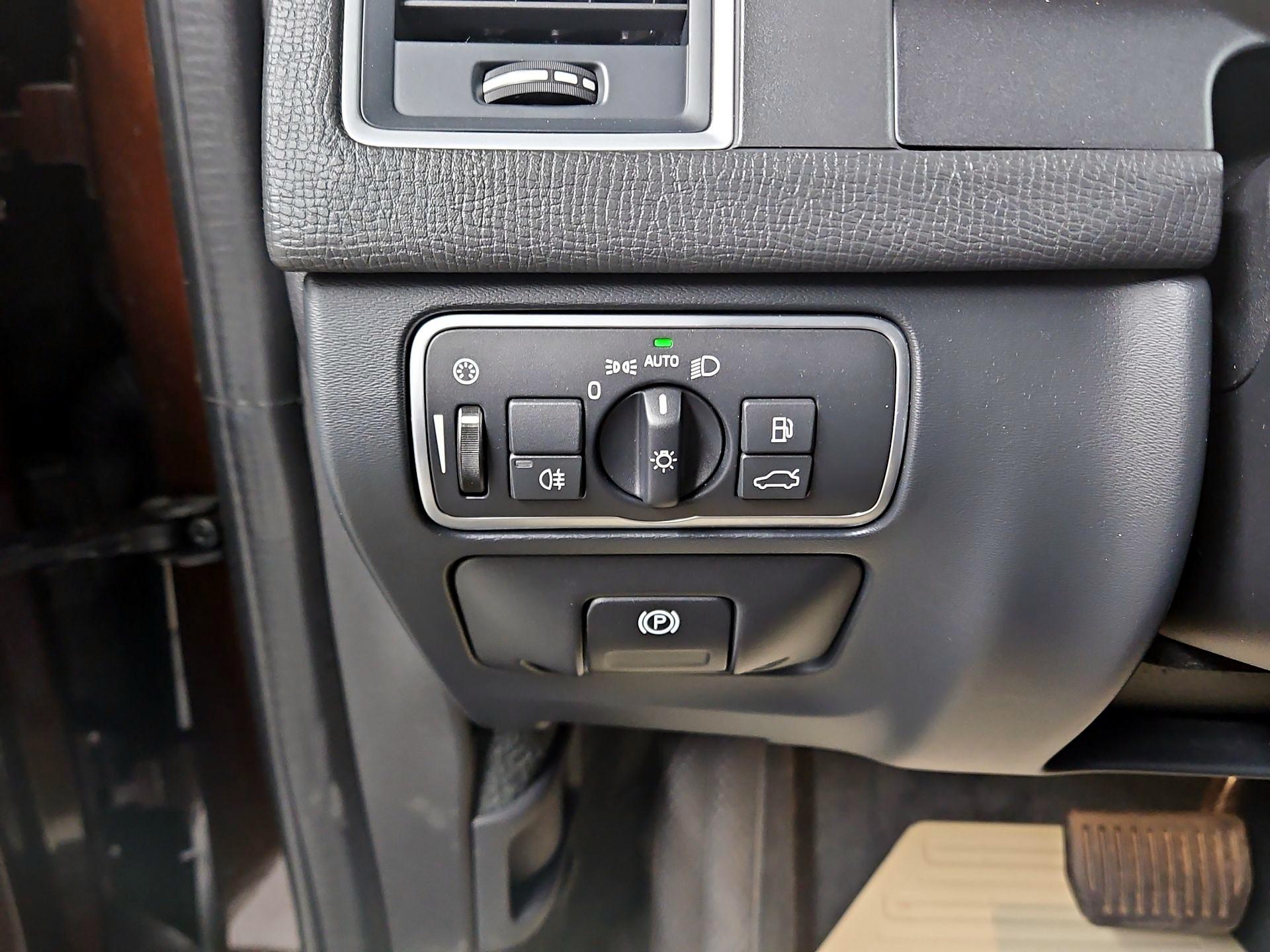 Thumbnail: 2016 Volvo XC60 - 13