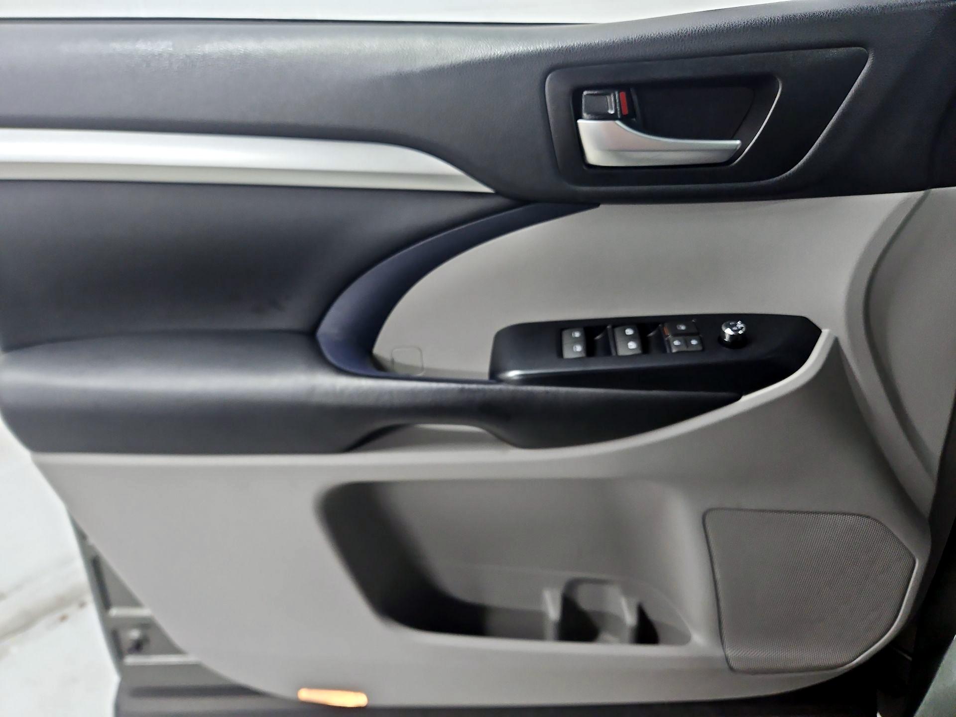 Thumbnail: 2019 Toyota Highlander - 12