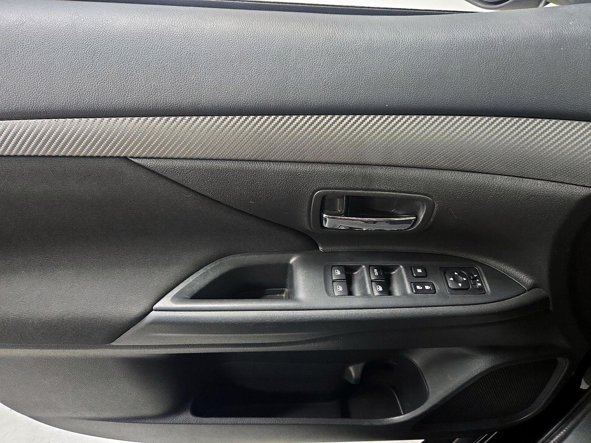 Thumbnail: 2018 Mitsubishi Outlander - 12