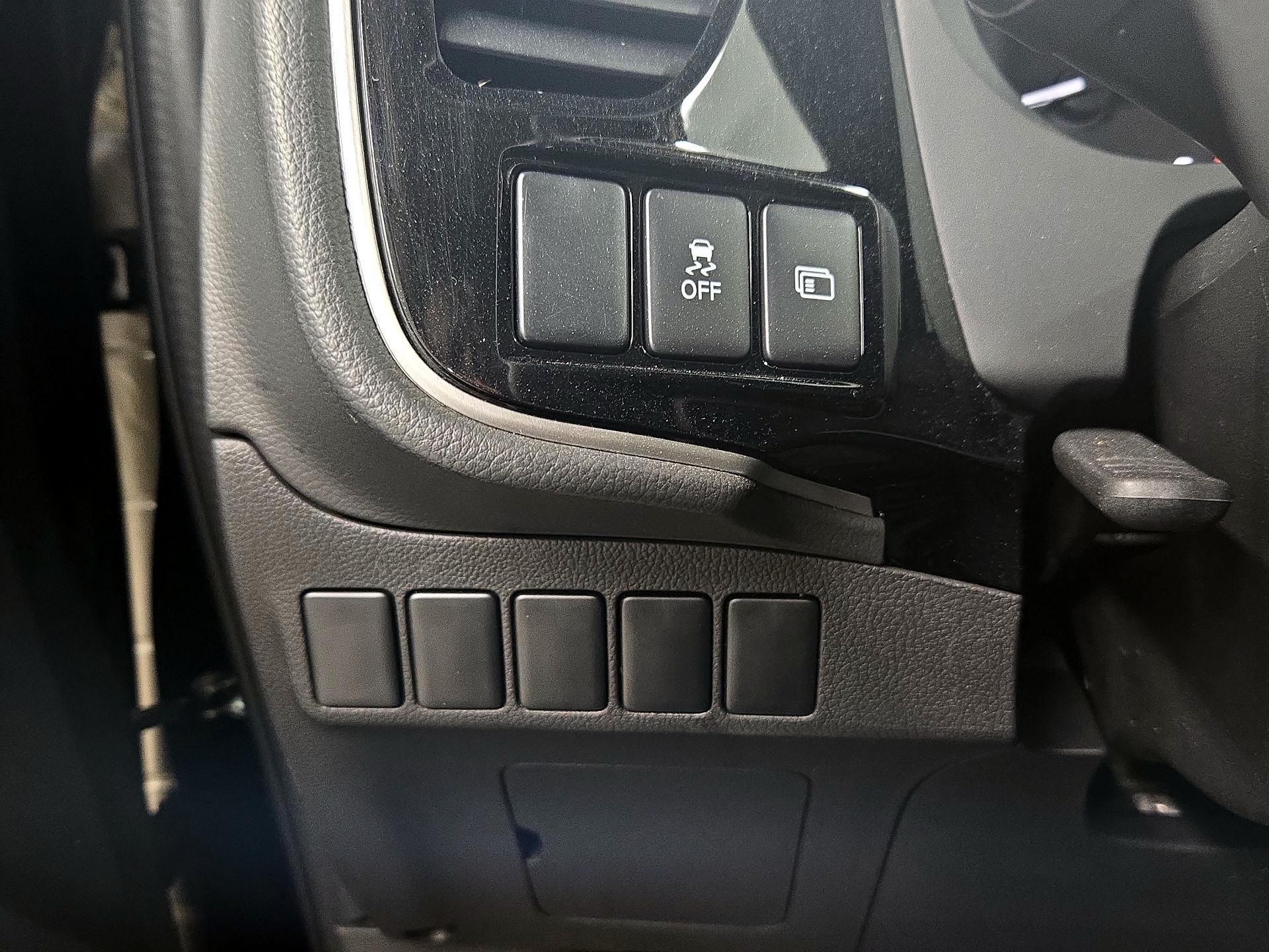 Thumbnail: 2018 Mitsubishi Outlander - 13