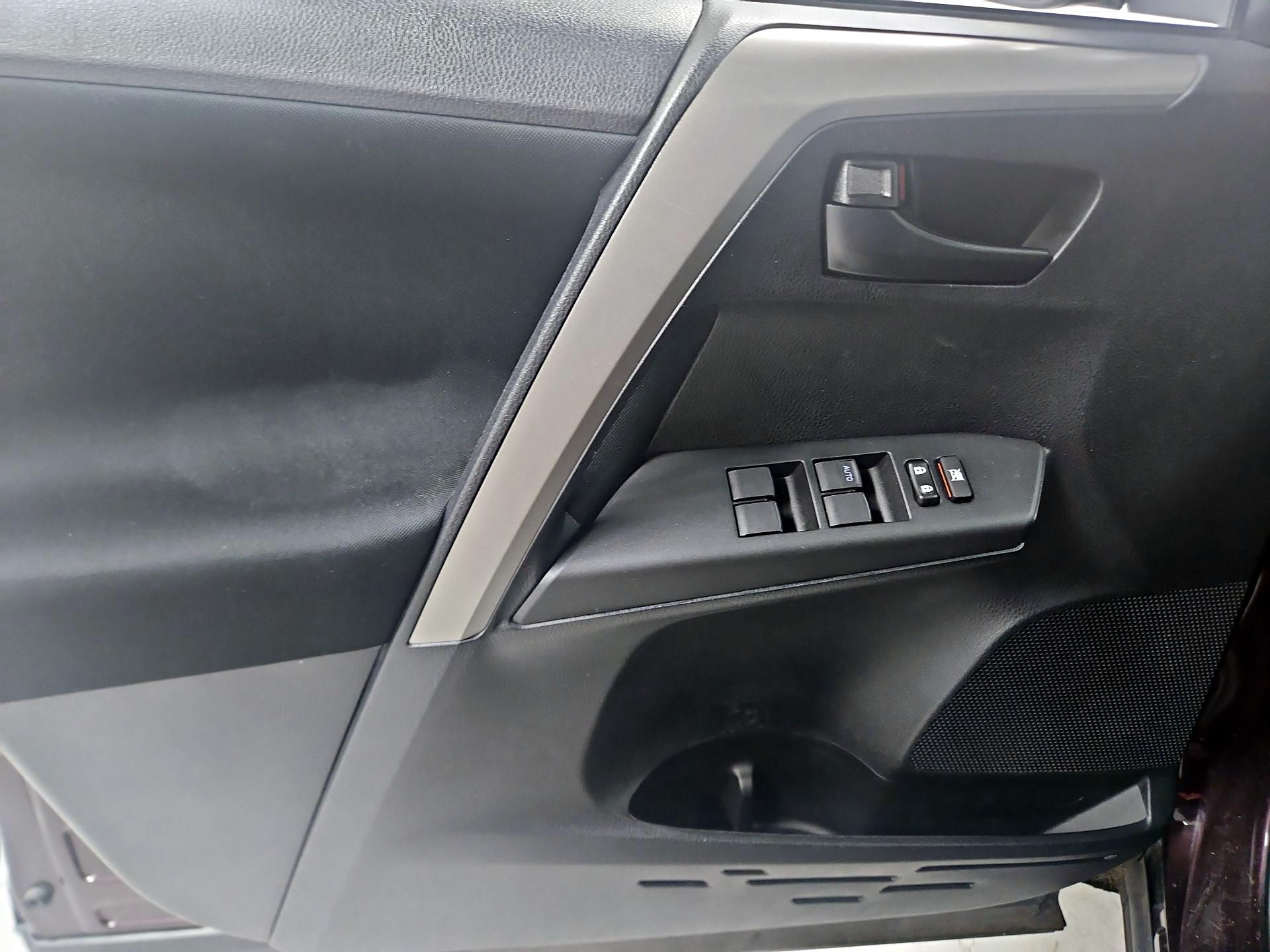 Thumbnail: 2016 Toyota RAV4 - 12