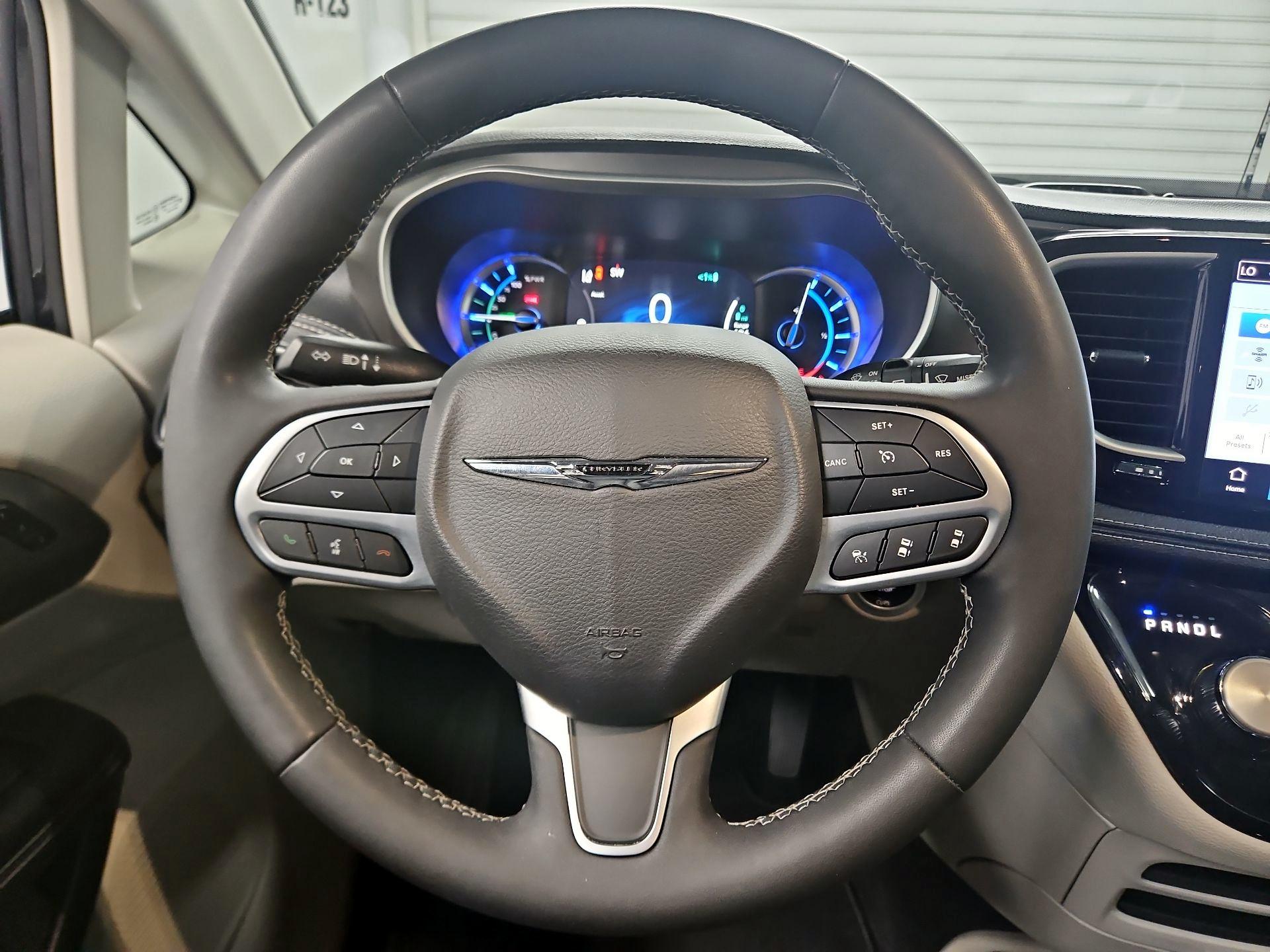 Thumbnail: 2023 Chrysler Pacifica - 10