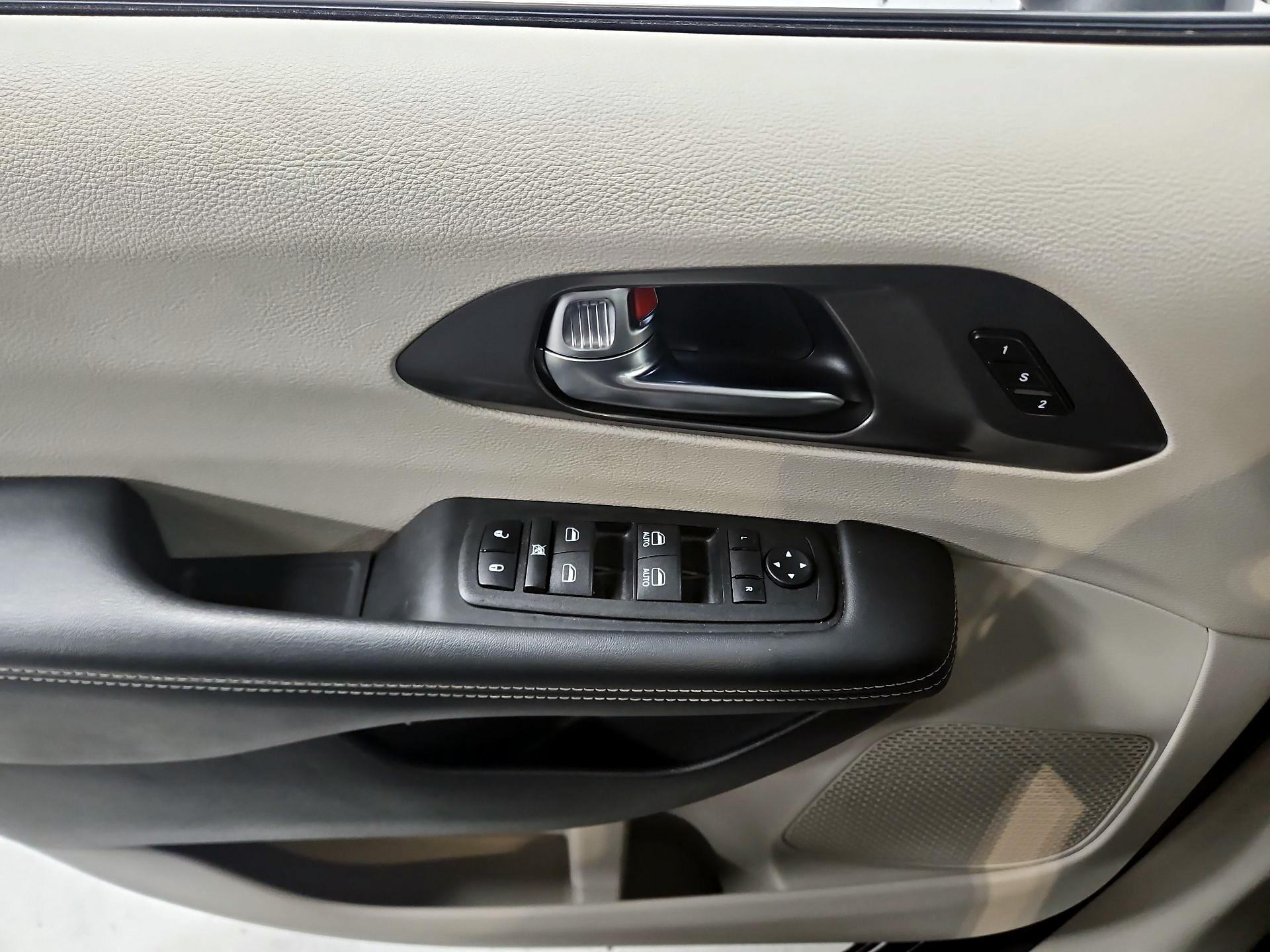 Thumbnail: 2023 Chrysler Pacifica - 12