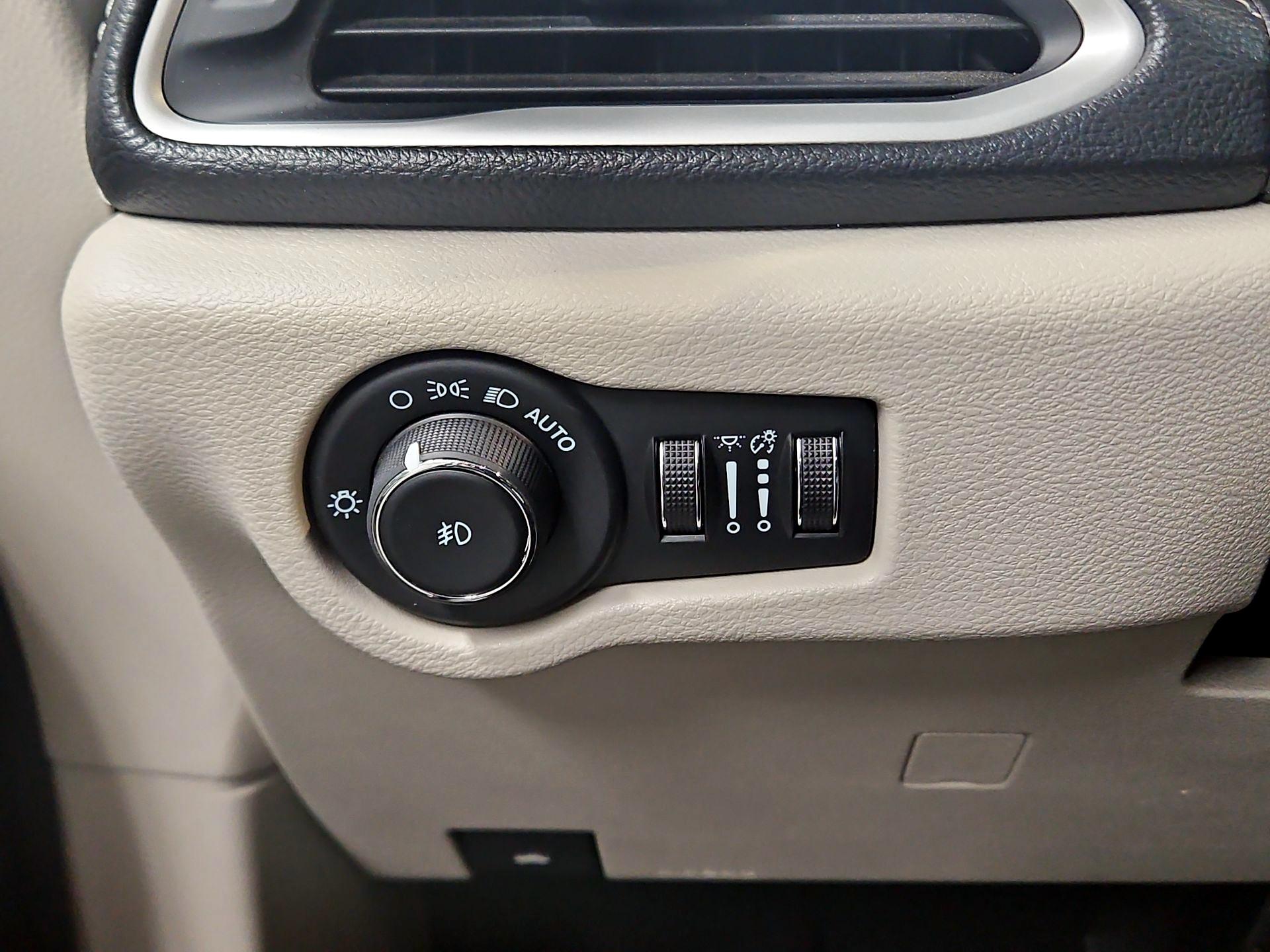 Thumbnail: 2023 Chrysler Pacifica - 13