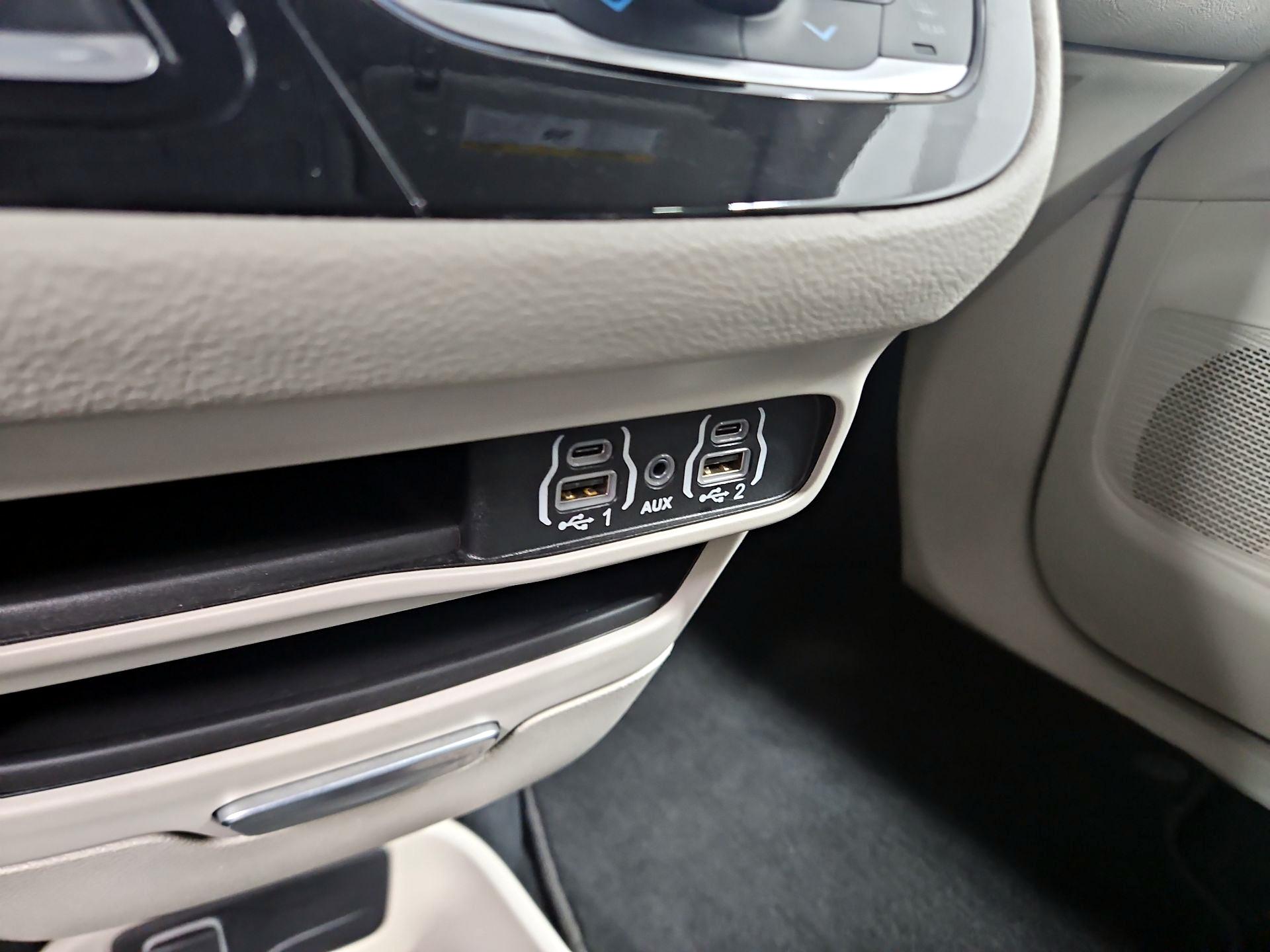 Thumbnail: 2023 Chrysler Pacifica - 18