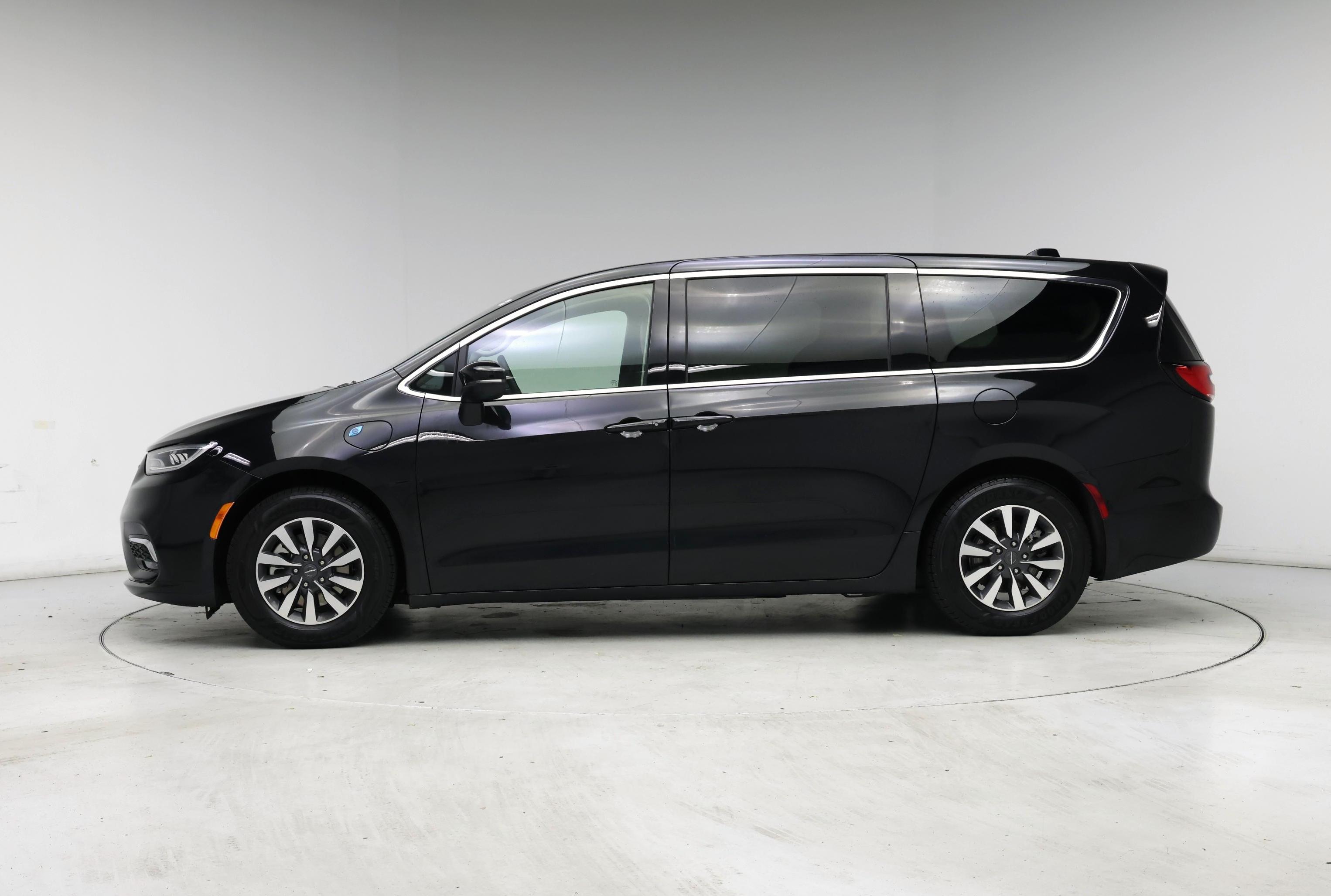 Thumbnail: 2023 Chrysler Pacifica - 3