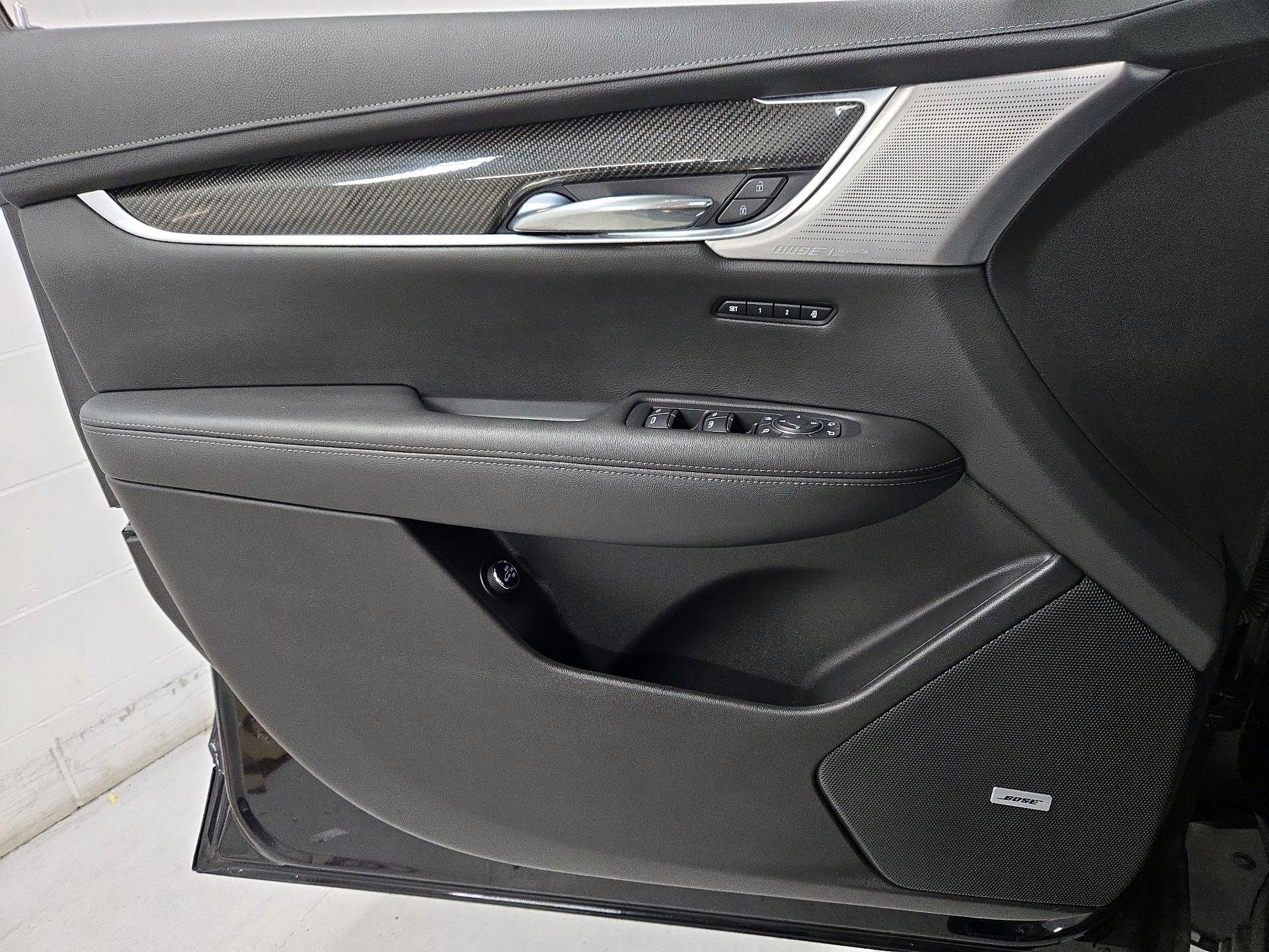 Thumbnail: 2022 Cadillac XT6 - 12