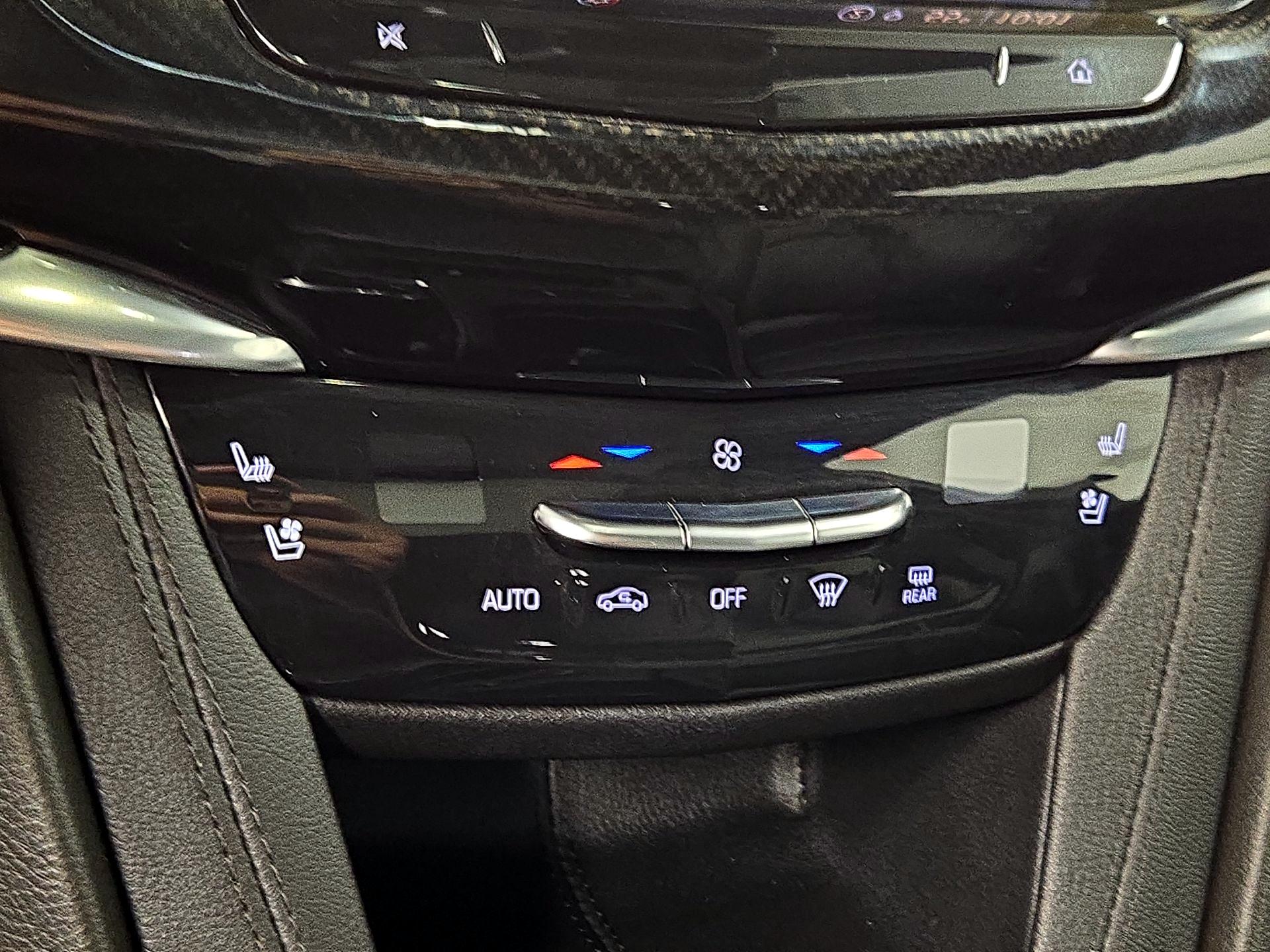 Thumbnail: 2022 Cadillac XT6 - 16