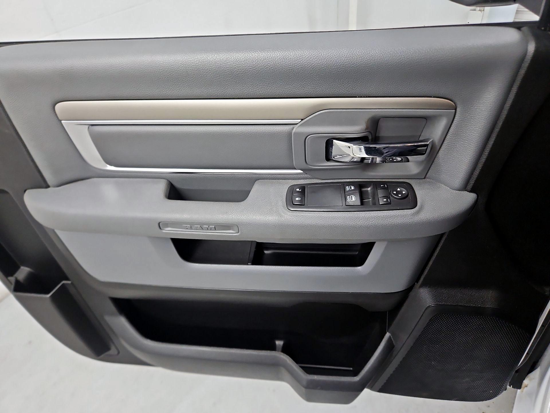 Thumbnail: 2020 RAM 1500 Classic - 12