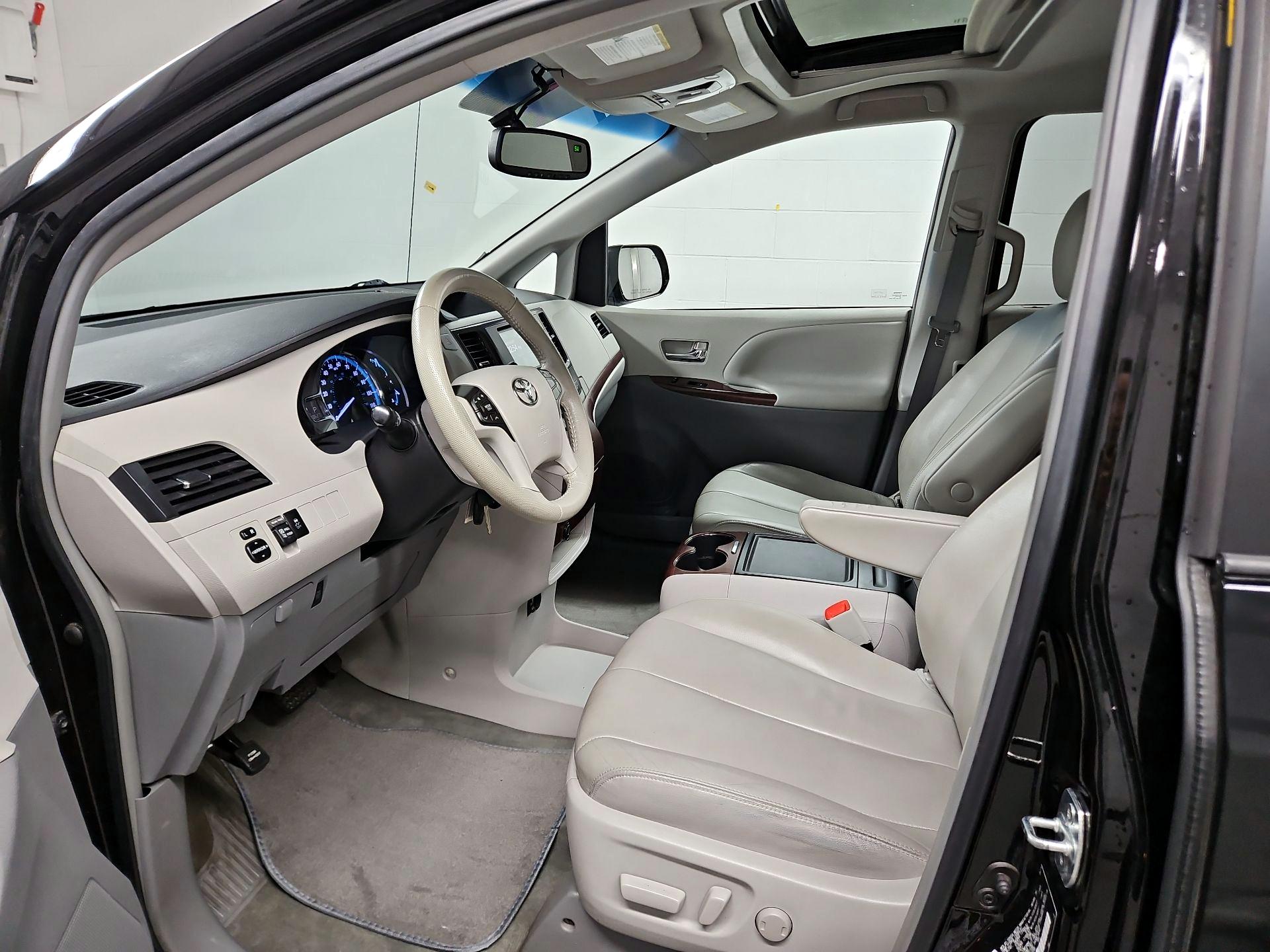 Thumbnail: 2014 Toyota Sienna - 11