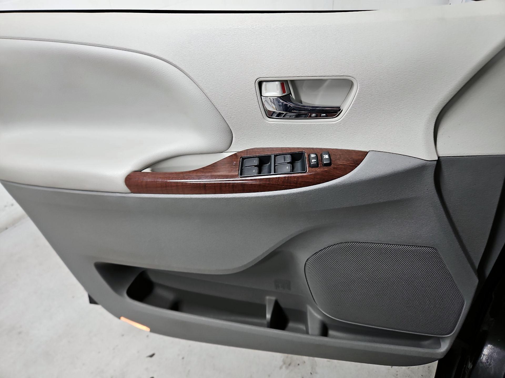 Thumbnail: 2014 Toyota Sienna - 12