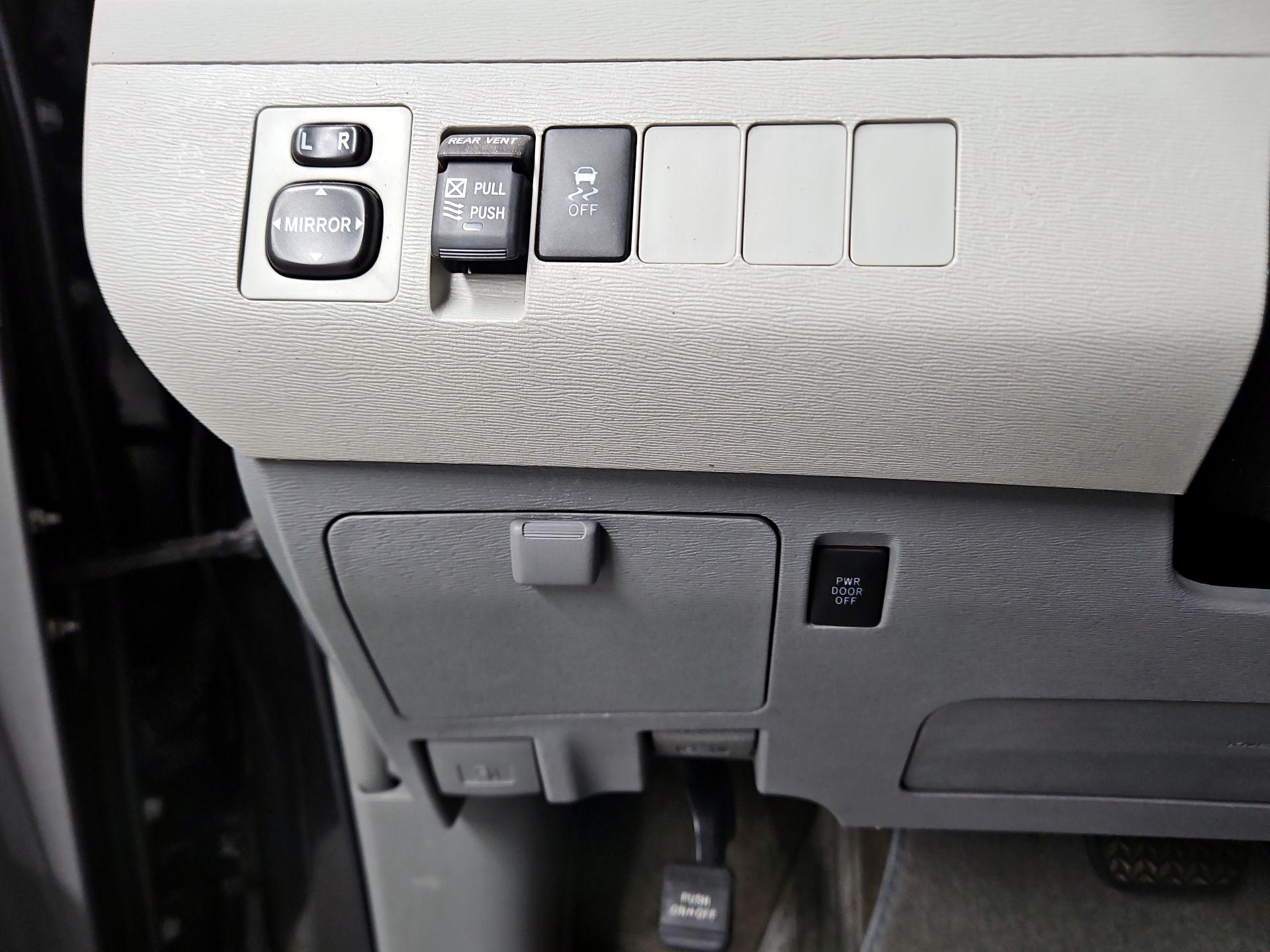 Thumbnail: 2014 Toyota Sienna - 13