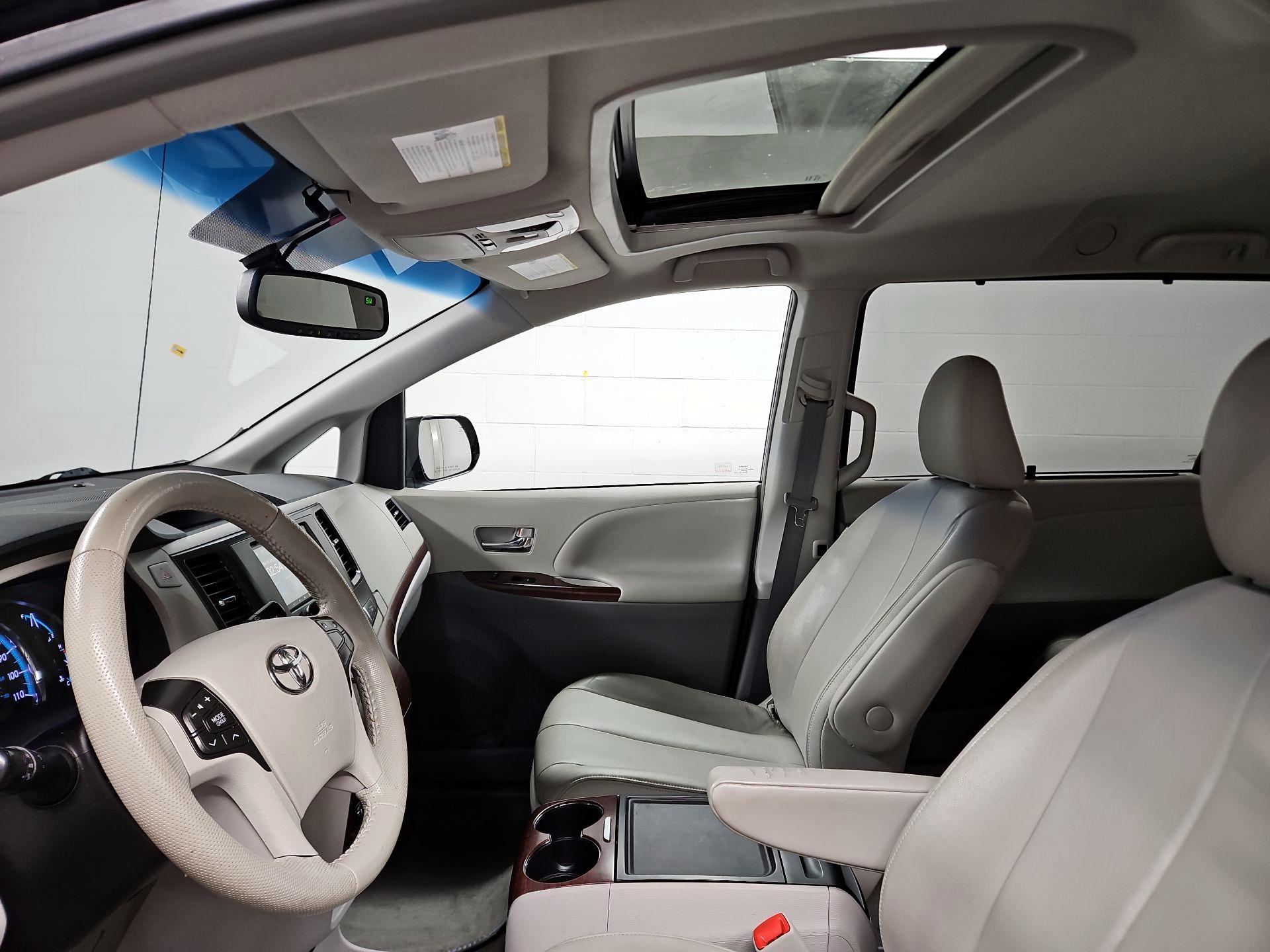 Thumbnail: 2014 Toyota Sienna - 19