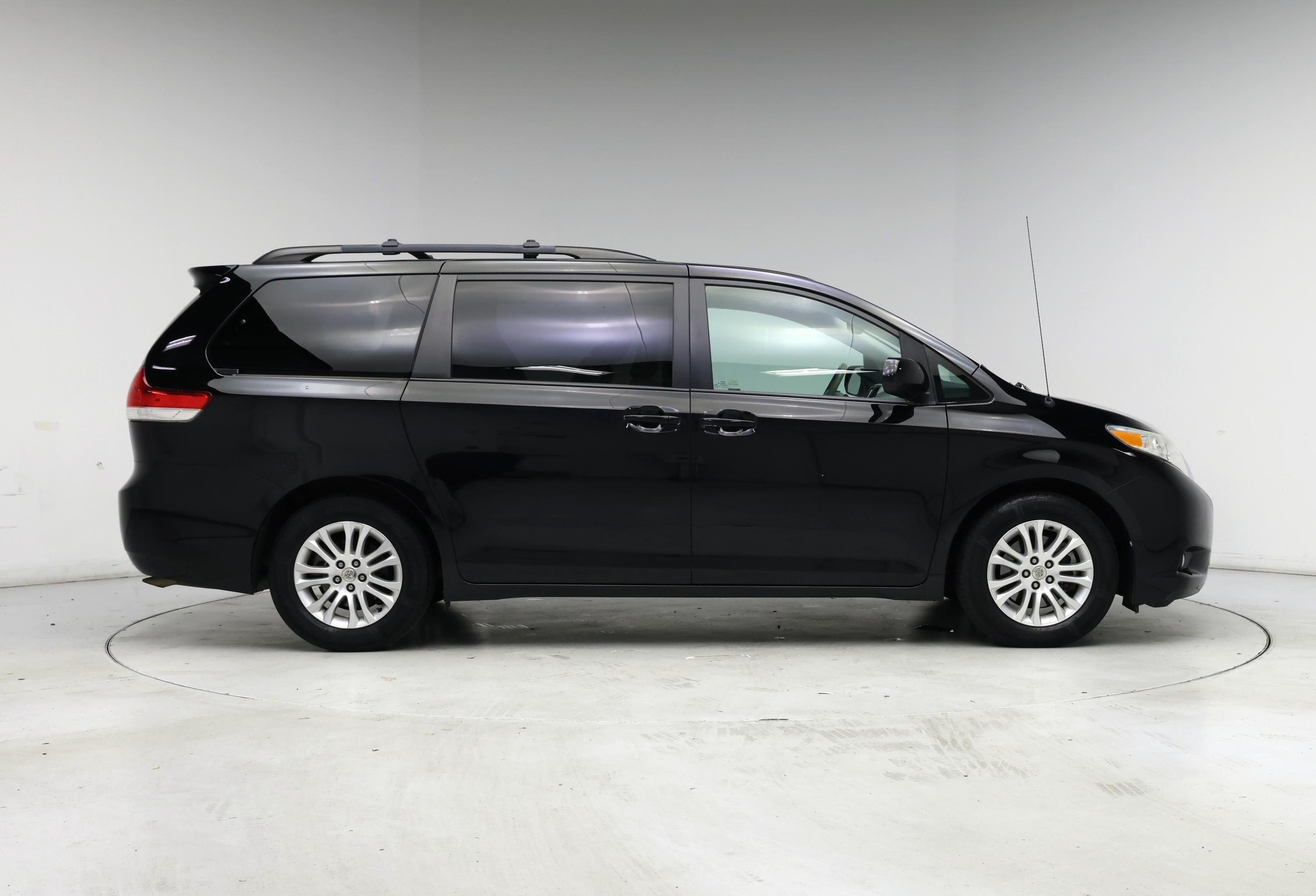 Thumbnail: 2014 Toyota Sienna - 7