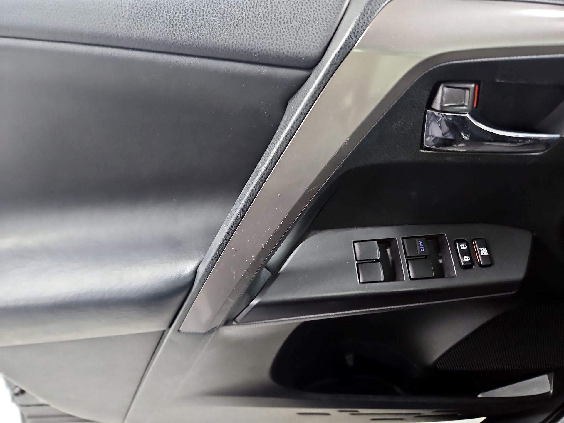 Thumbnail: 2018 Toyota RAV4 - 12