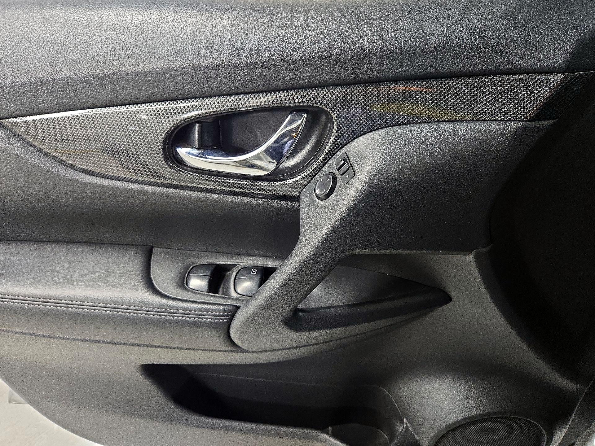 Thumbnail: 2016 Nissan Rogue - 12