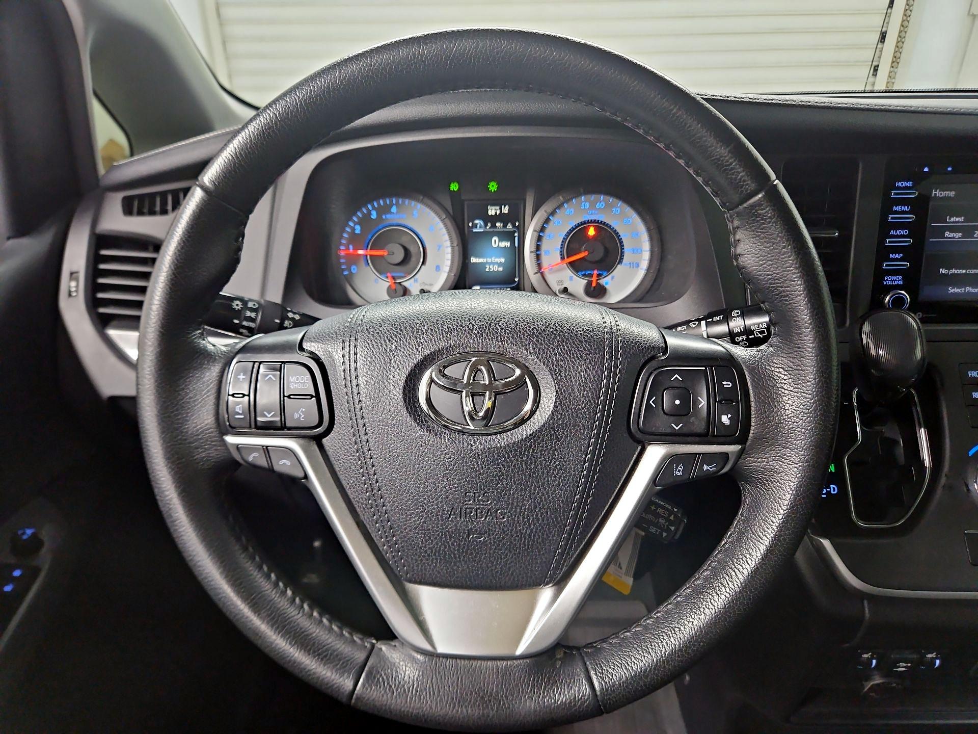 Thumbnail: 2020 Toyota Sienna - 10