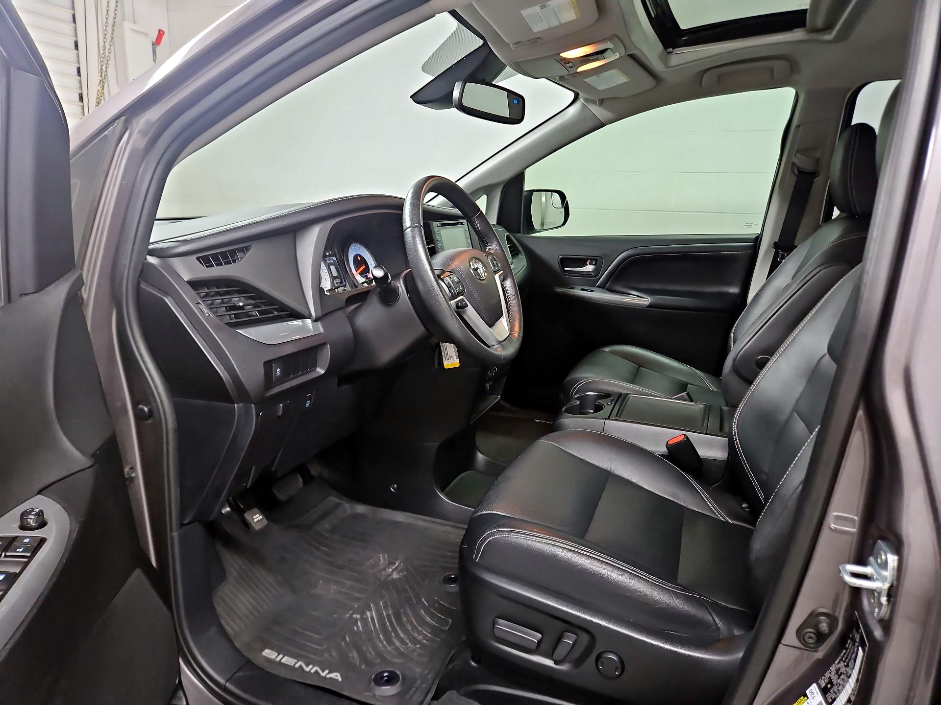 Thumbnail: 2020 Toyota Sienna - 11