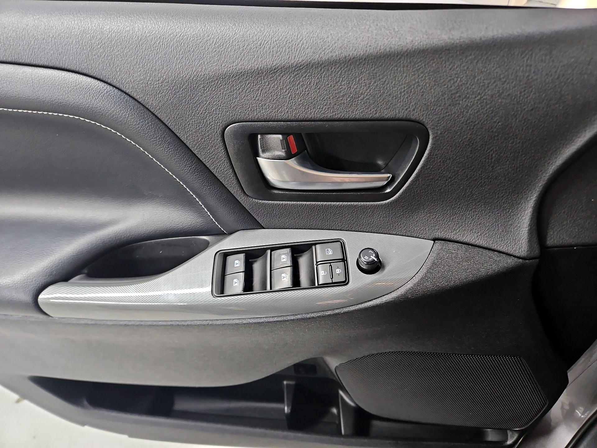 Thumbnail: 2020 Toyota Sienna - 12