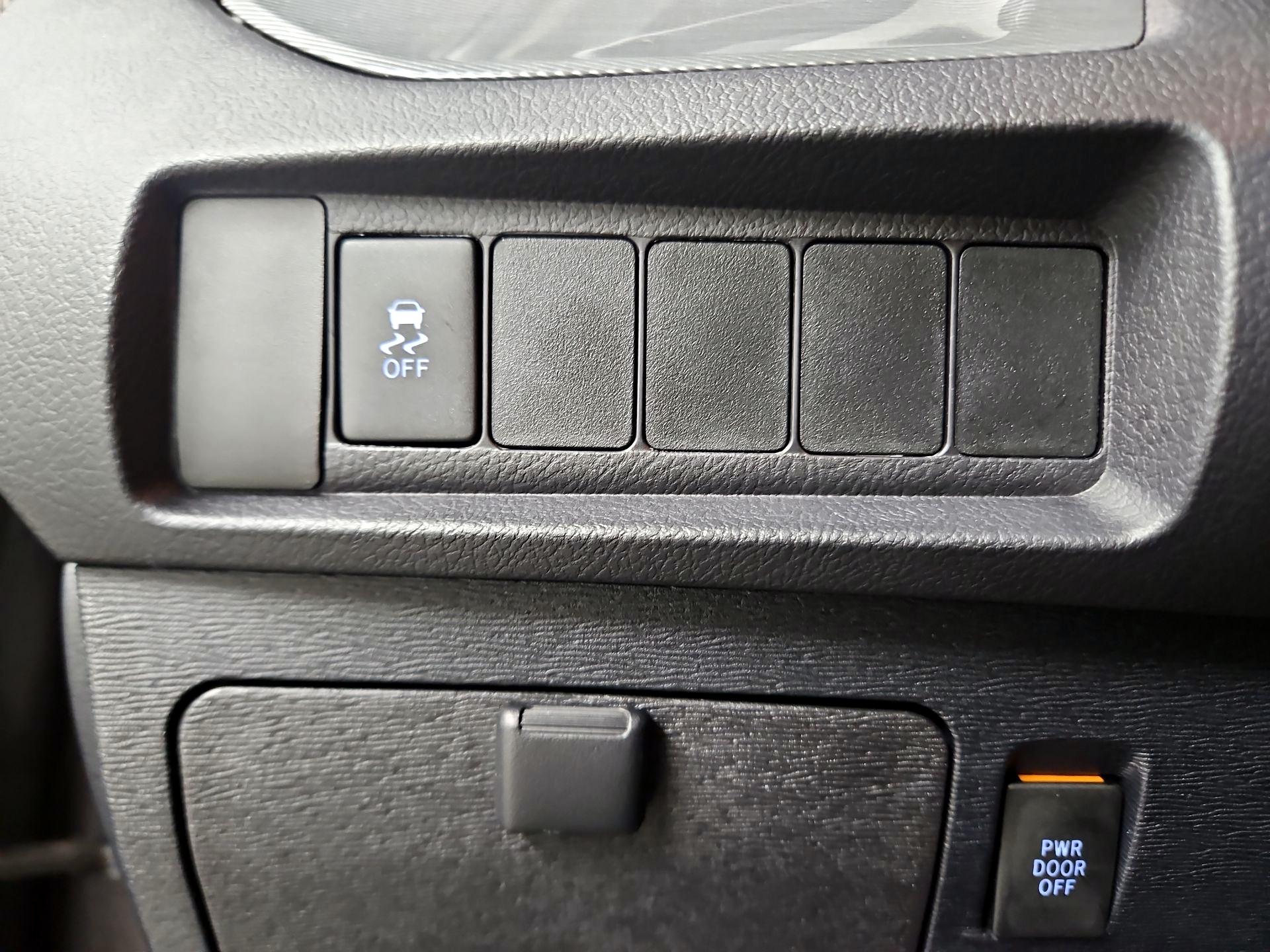 Thumbnail: 2020 Toyota Sienna - 13