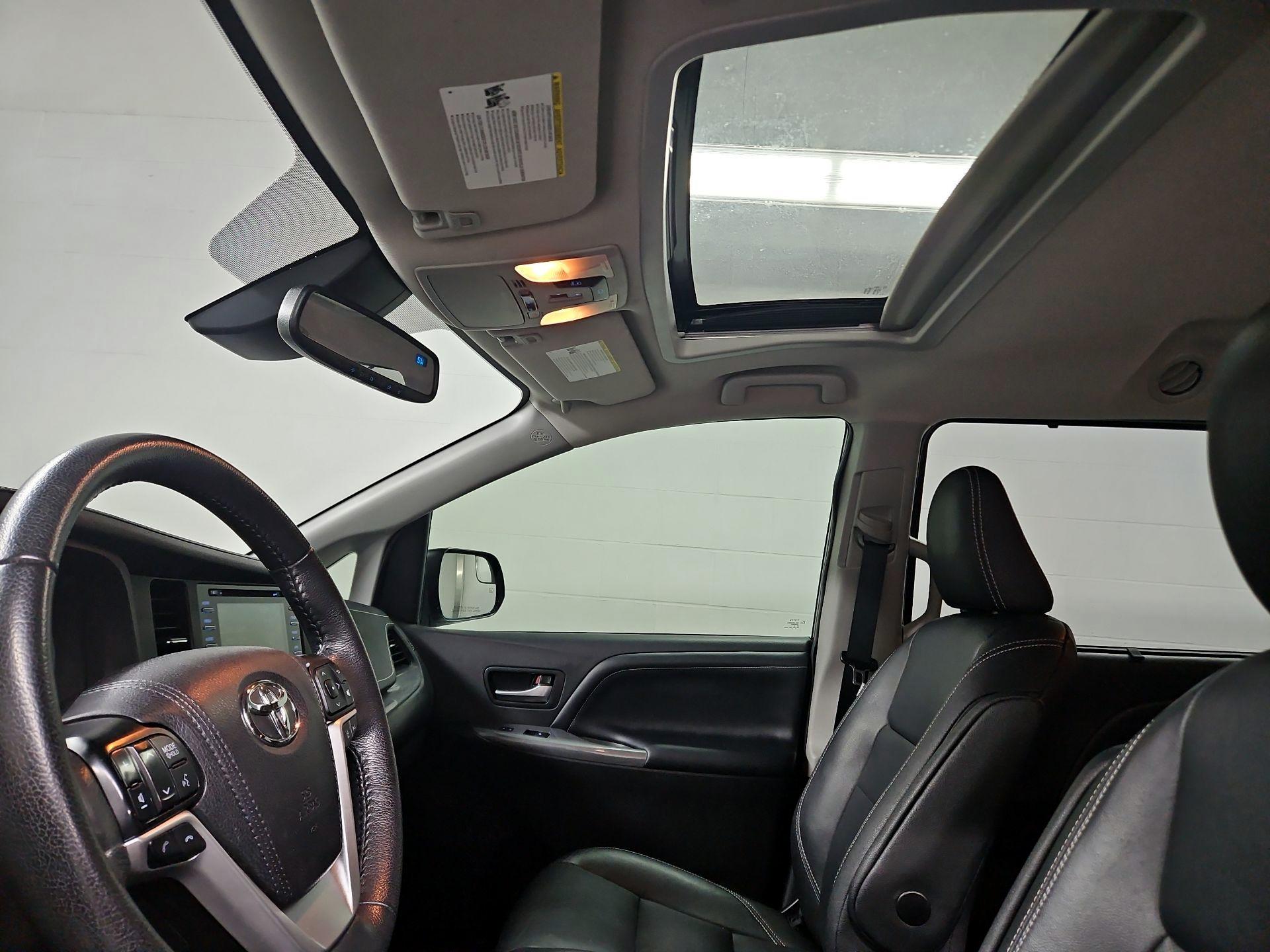 Thumbnail: 2020 Toyota Sienna - 19