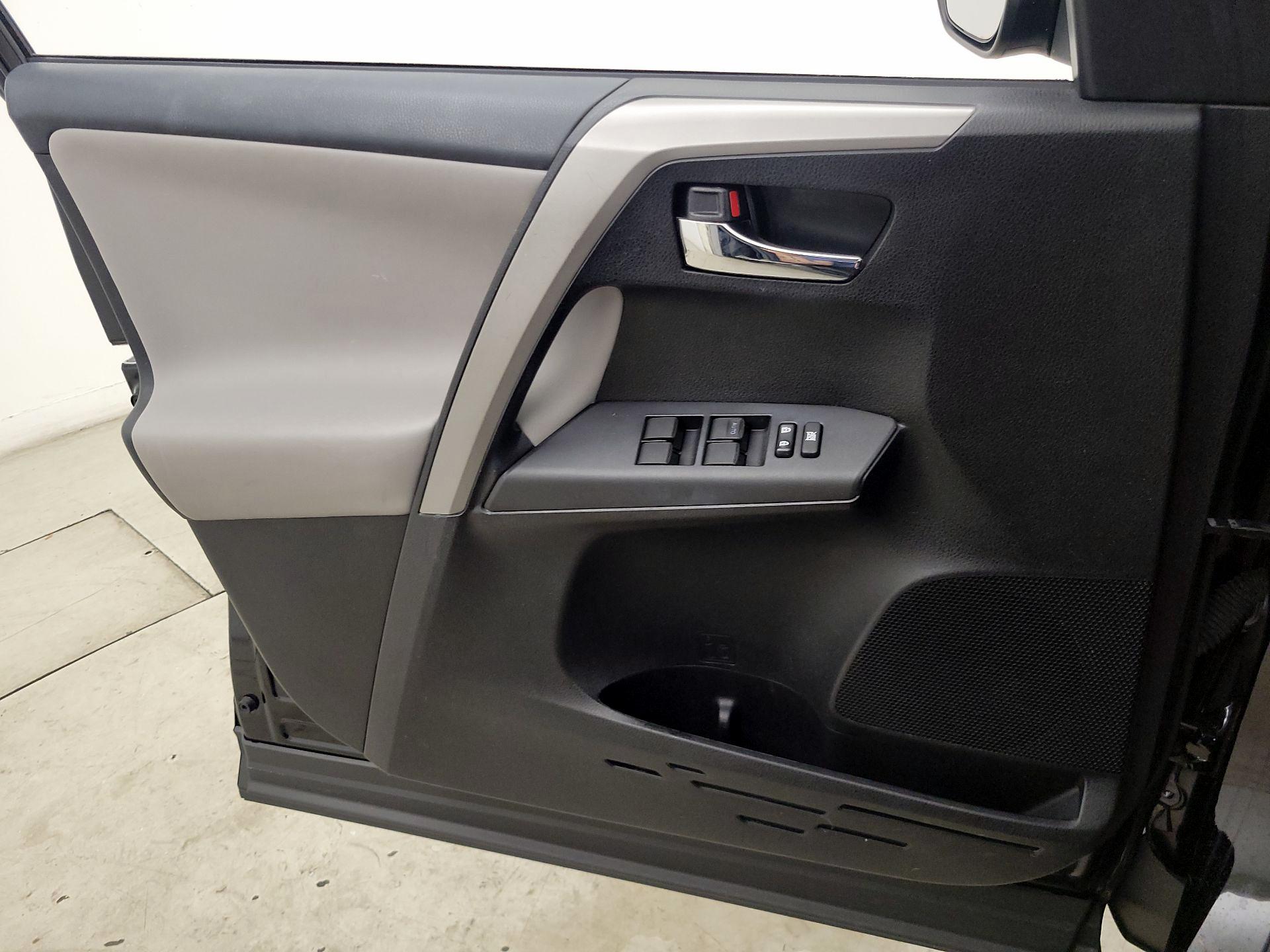 Thumbnail: 2016 Toyota RAV4 - 12