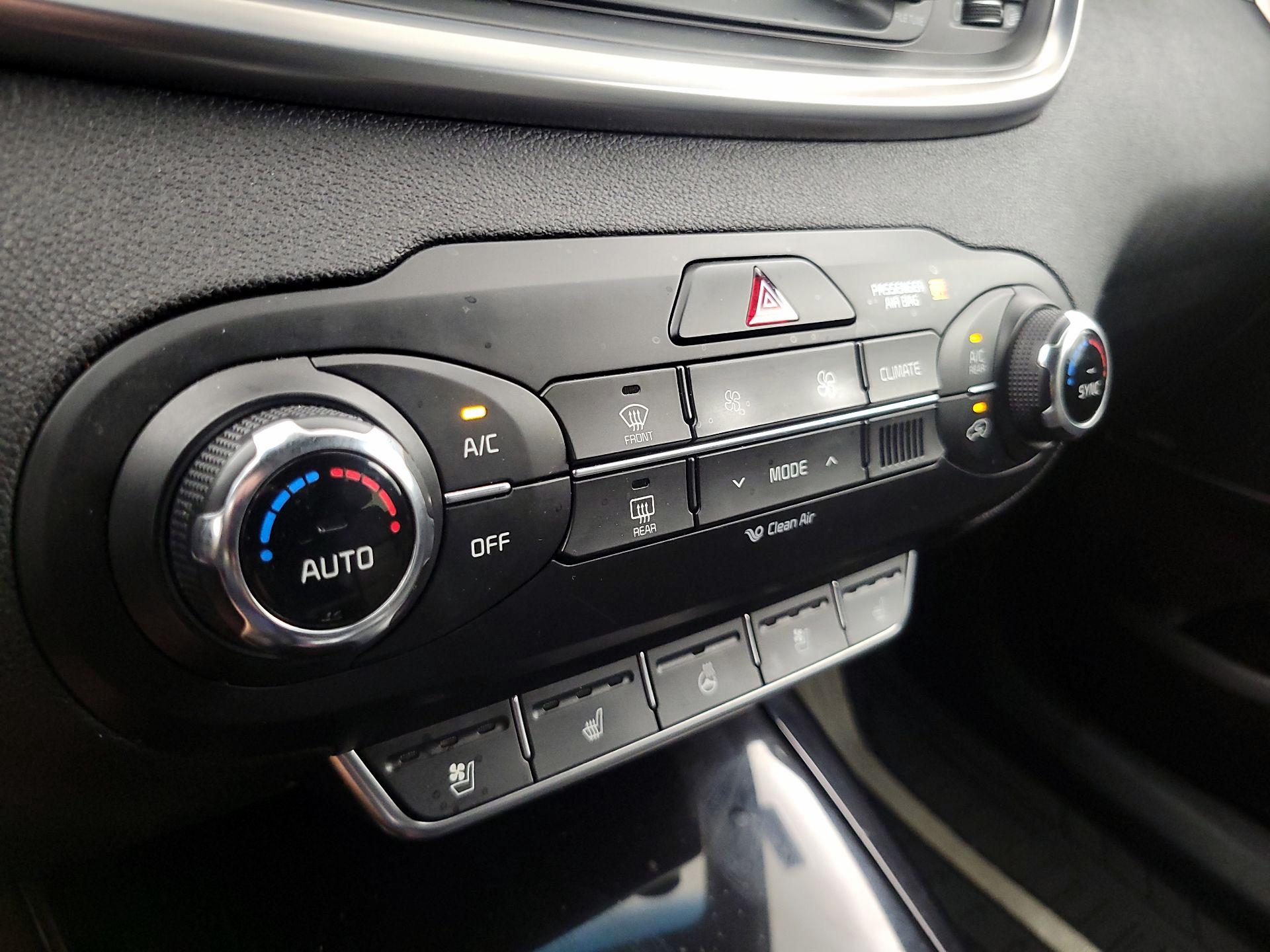Thumbnail: 2016 Kia Sorento - 17