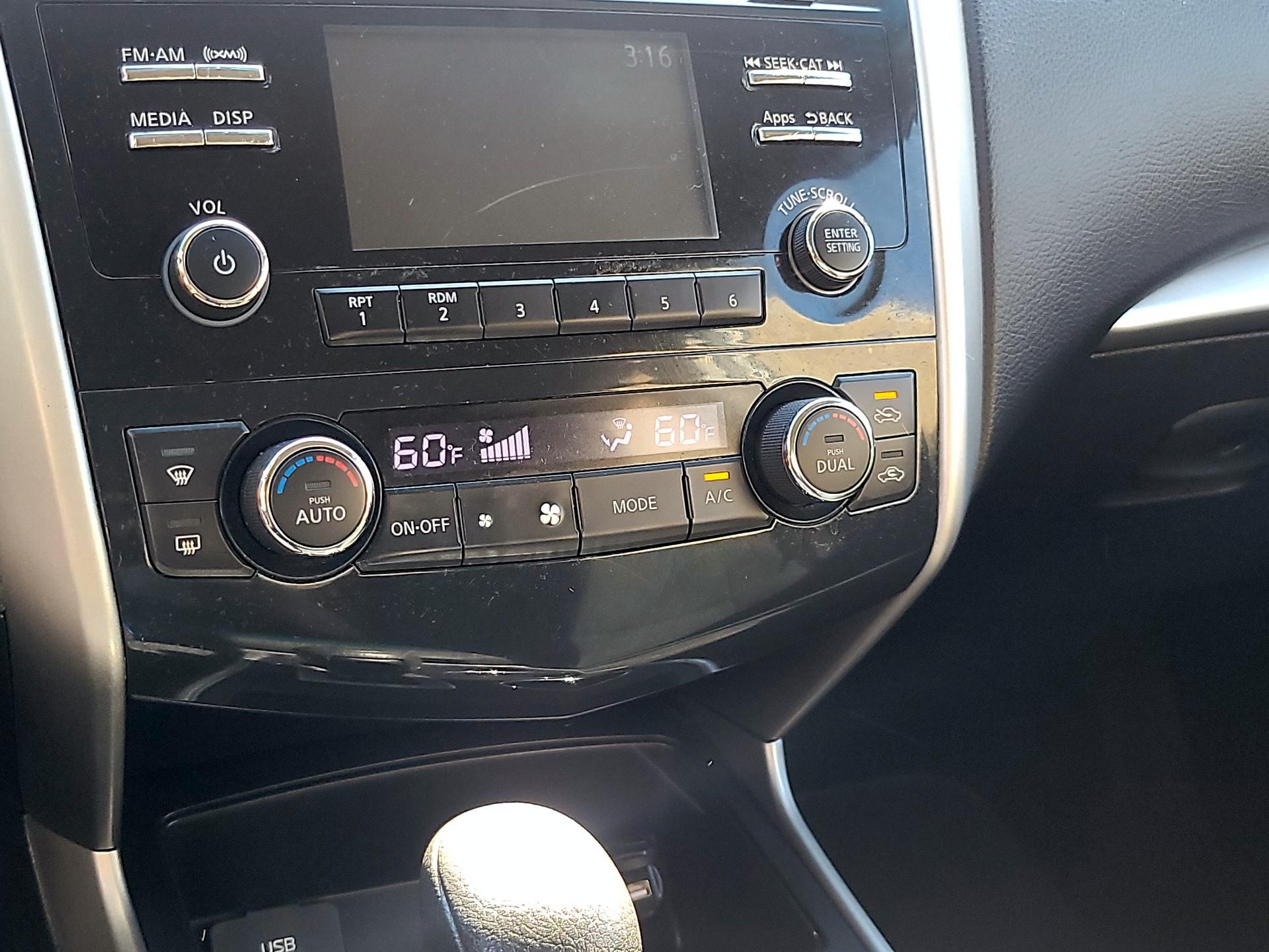 Thumbnail: 2015 Nissan Altima - 16