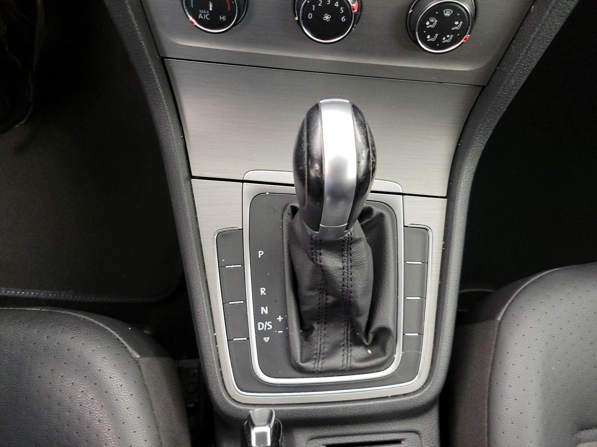 Thumbnail: 2015 Volkswagen Golf - 17