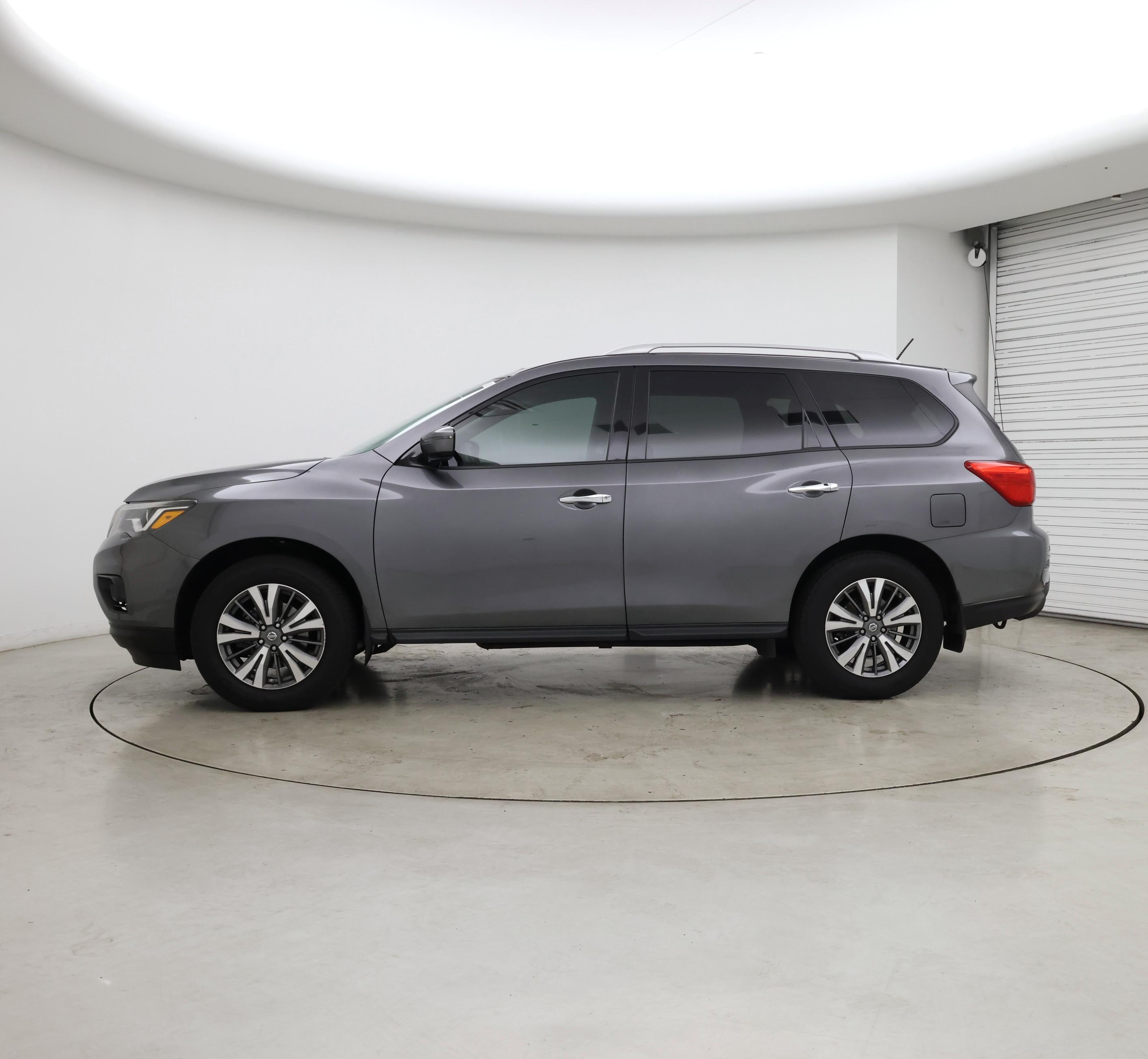 Thumbnail: 2017 Nissan Pathfinder - 3