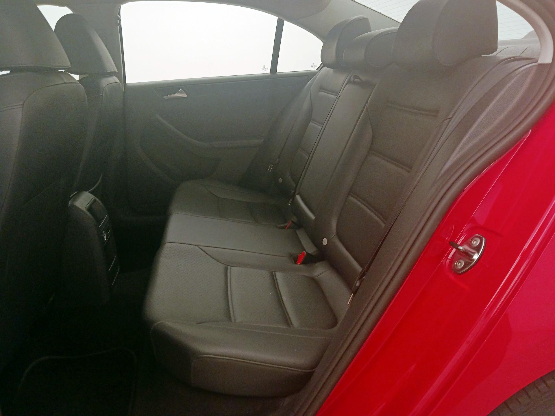 Thumbnail: 2014 Volkswagen Jetta - 18