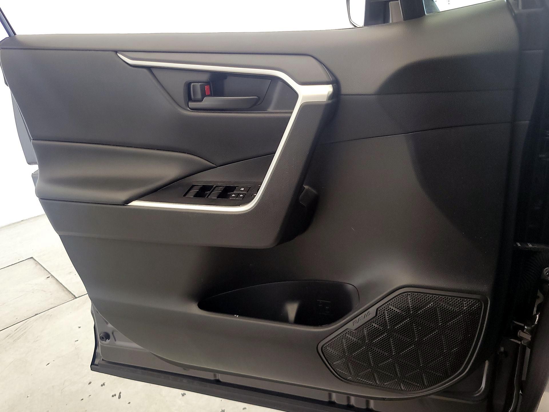 Thumbnail: 2022 Toyota RAV4 - 12